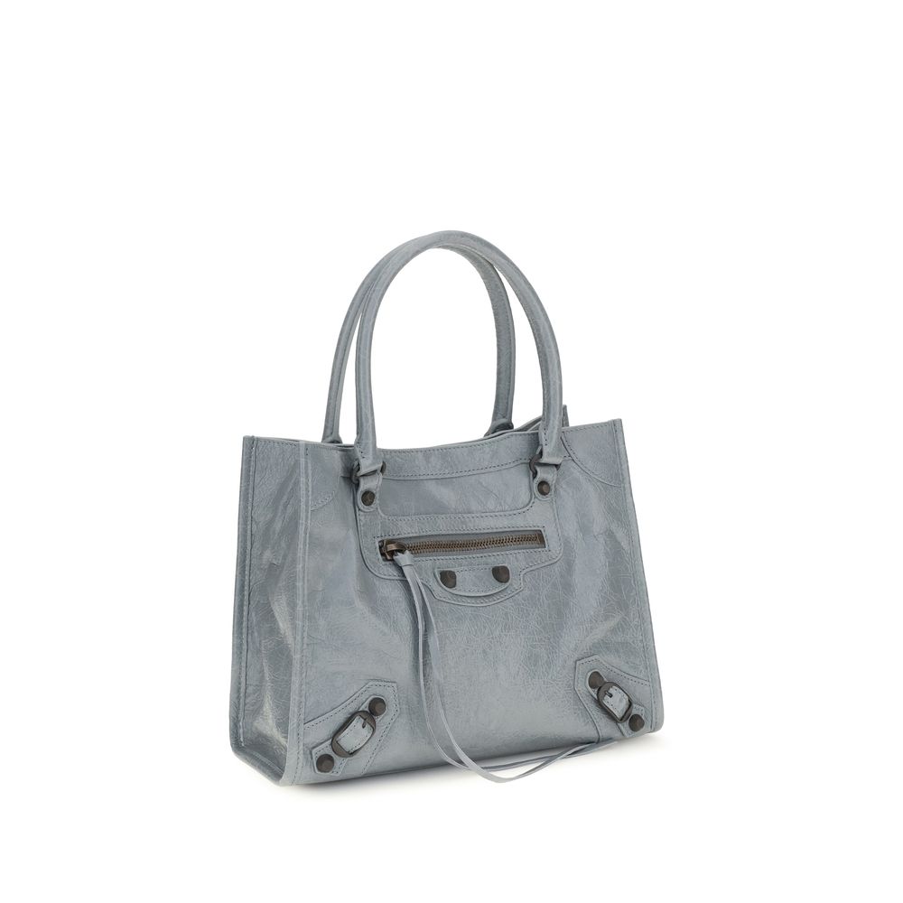 Sac à main Balenciaga en laine d'agneau bleue avec détails en cuir, élégant et sophistiqué, visible en gros plan.