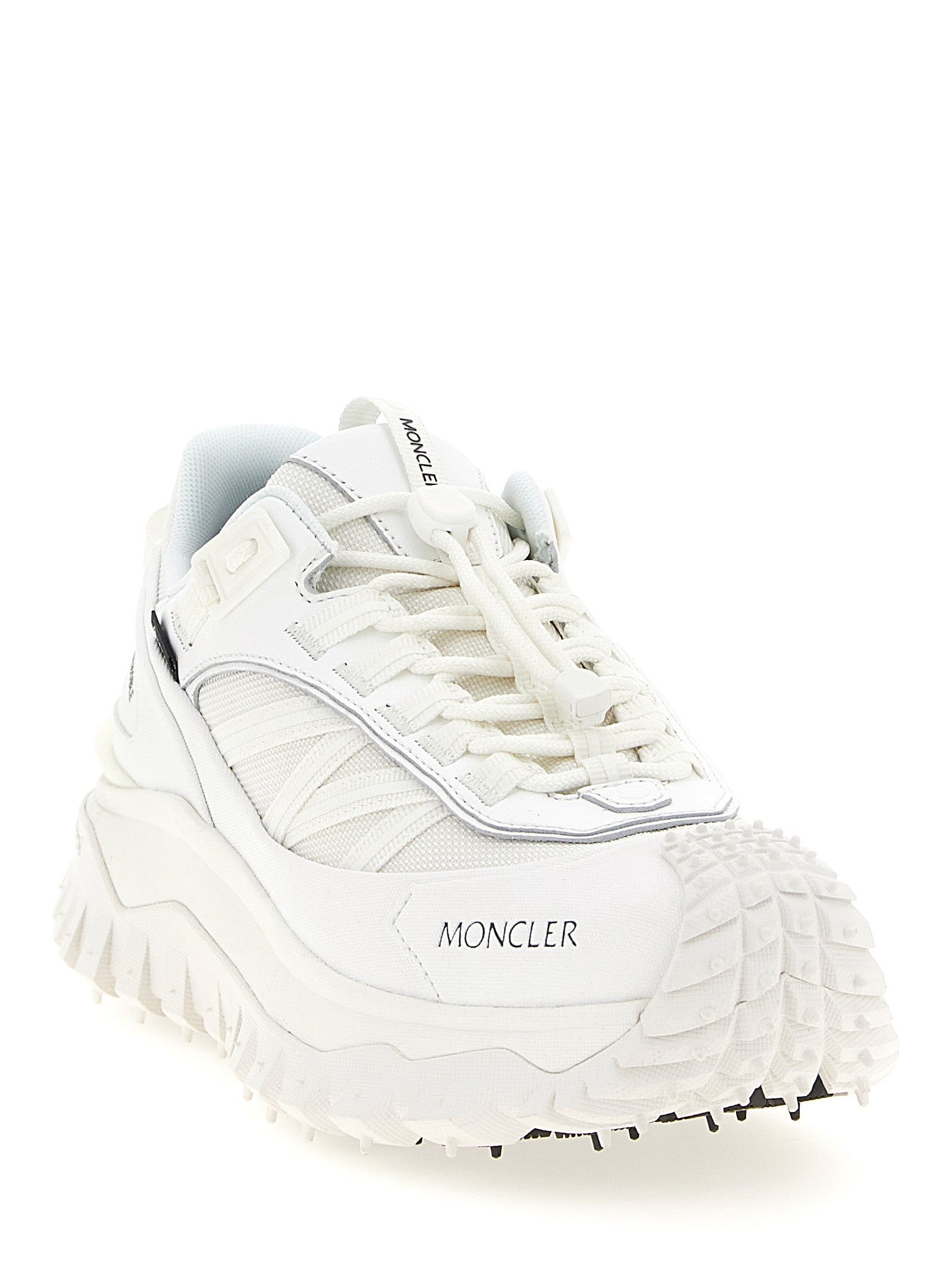 Chaussures de sport blanches Moncler en polyamide, élégantes baskets athlétiques avec semelle blanche et design moderne.