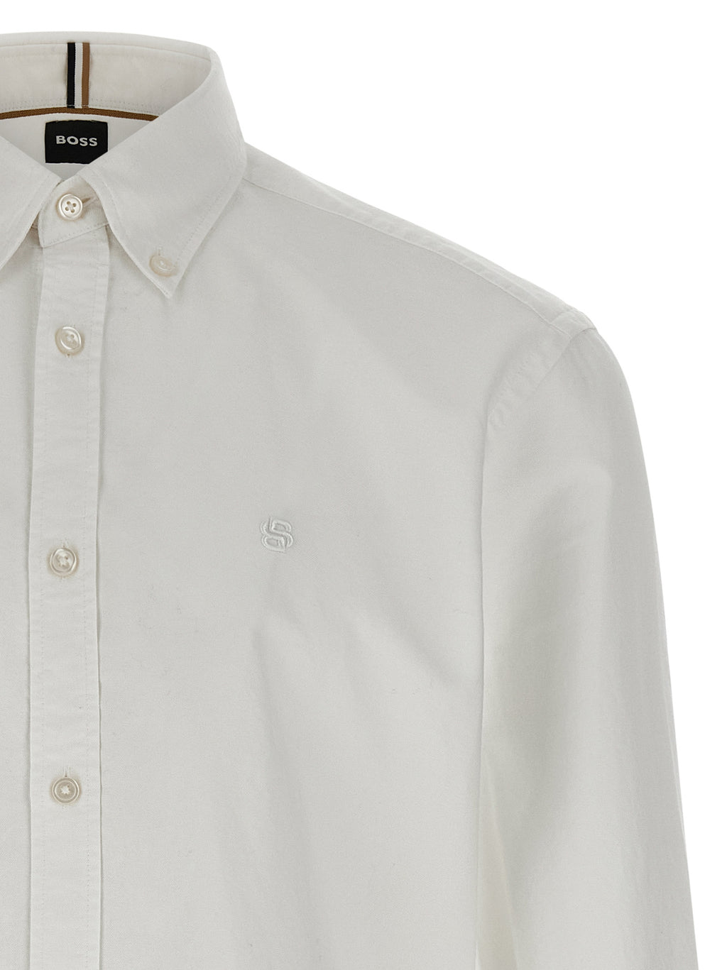 Chemisier blanc en coton de la marque Hugo Boss, élégant et classique, avec col et boutons visibles.