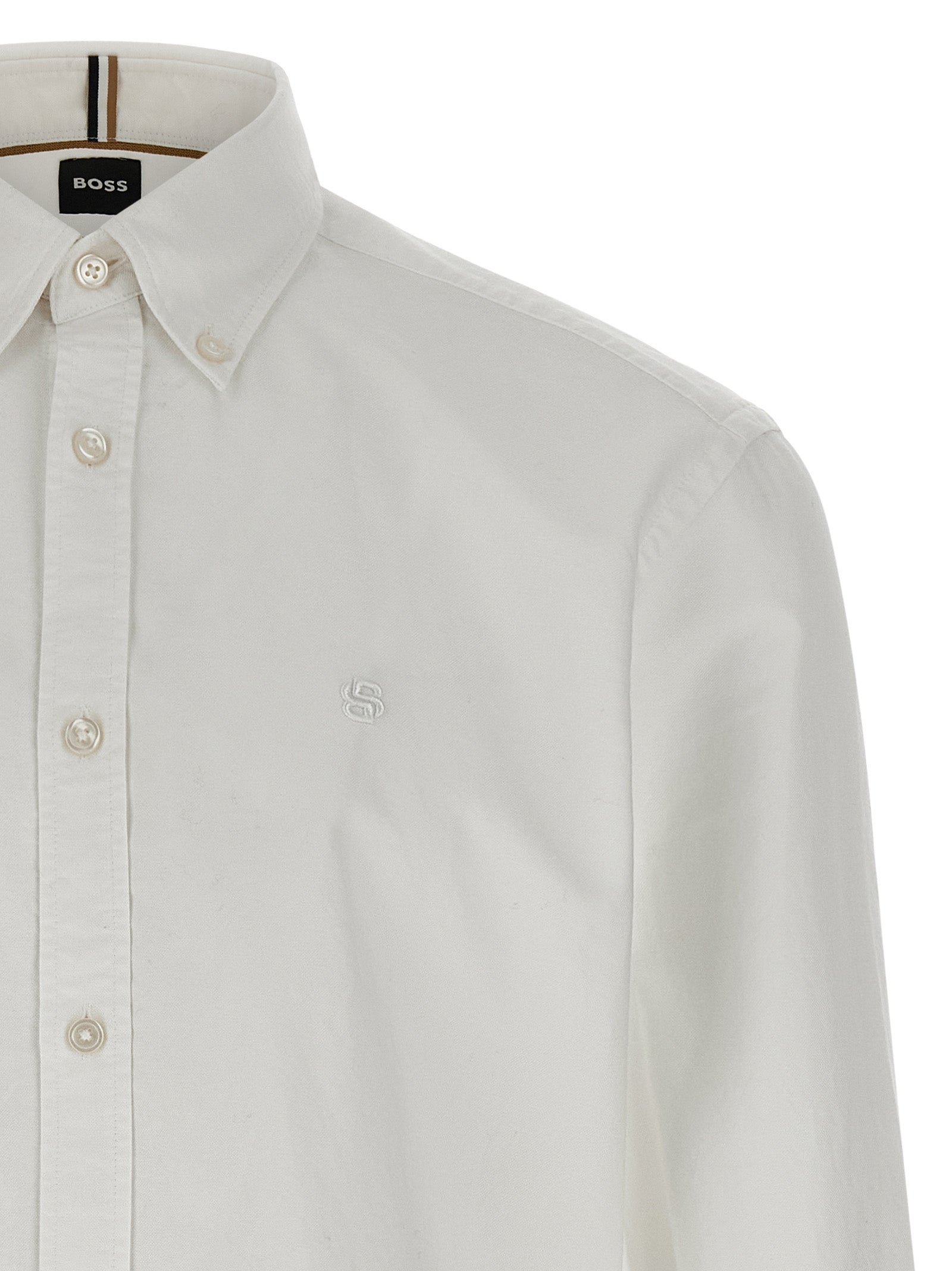 Chemisier blanc en coton de la marque Hugo Boss, élégant et classique, avec col et boutons visibles.