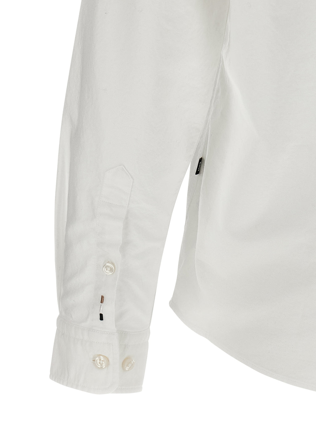 Hugo Boss blouse blanche en coton, vue de face, avec col classique et manches longues, élégante et confortable.