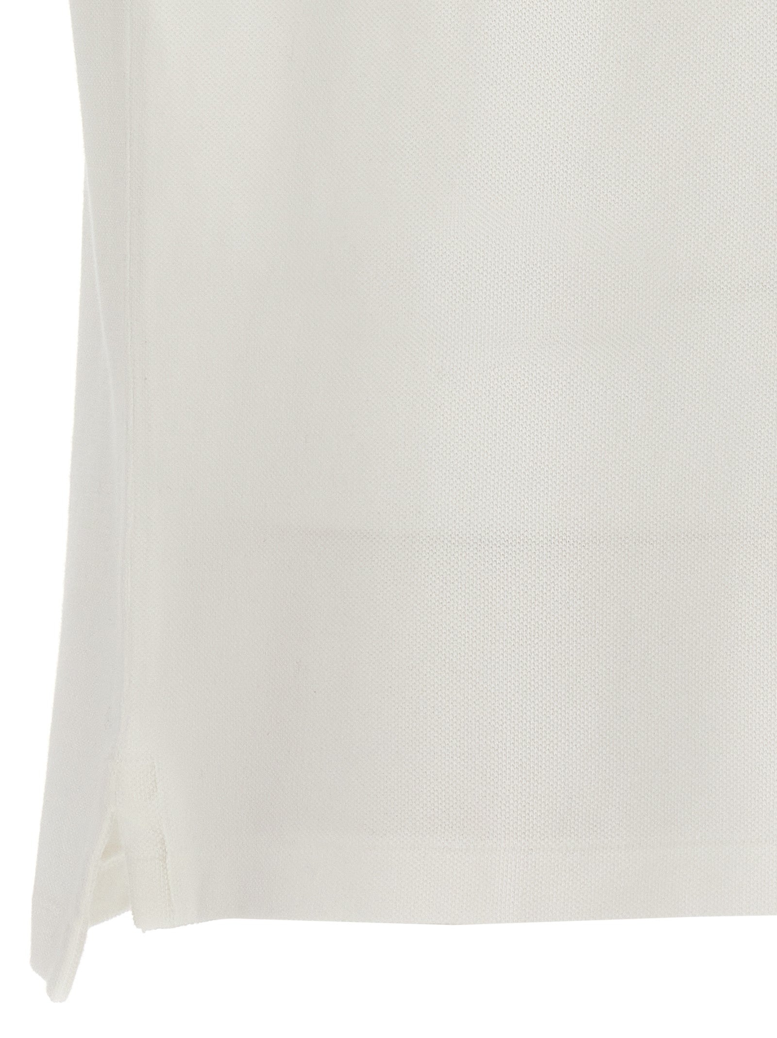 Chemise polo Ralph Lauren en coton blanc, classique et élégante, avec col et boutonnière, vue de face.
