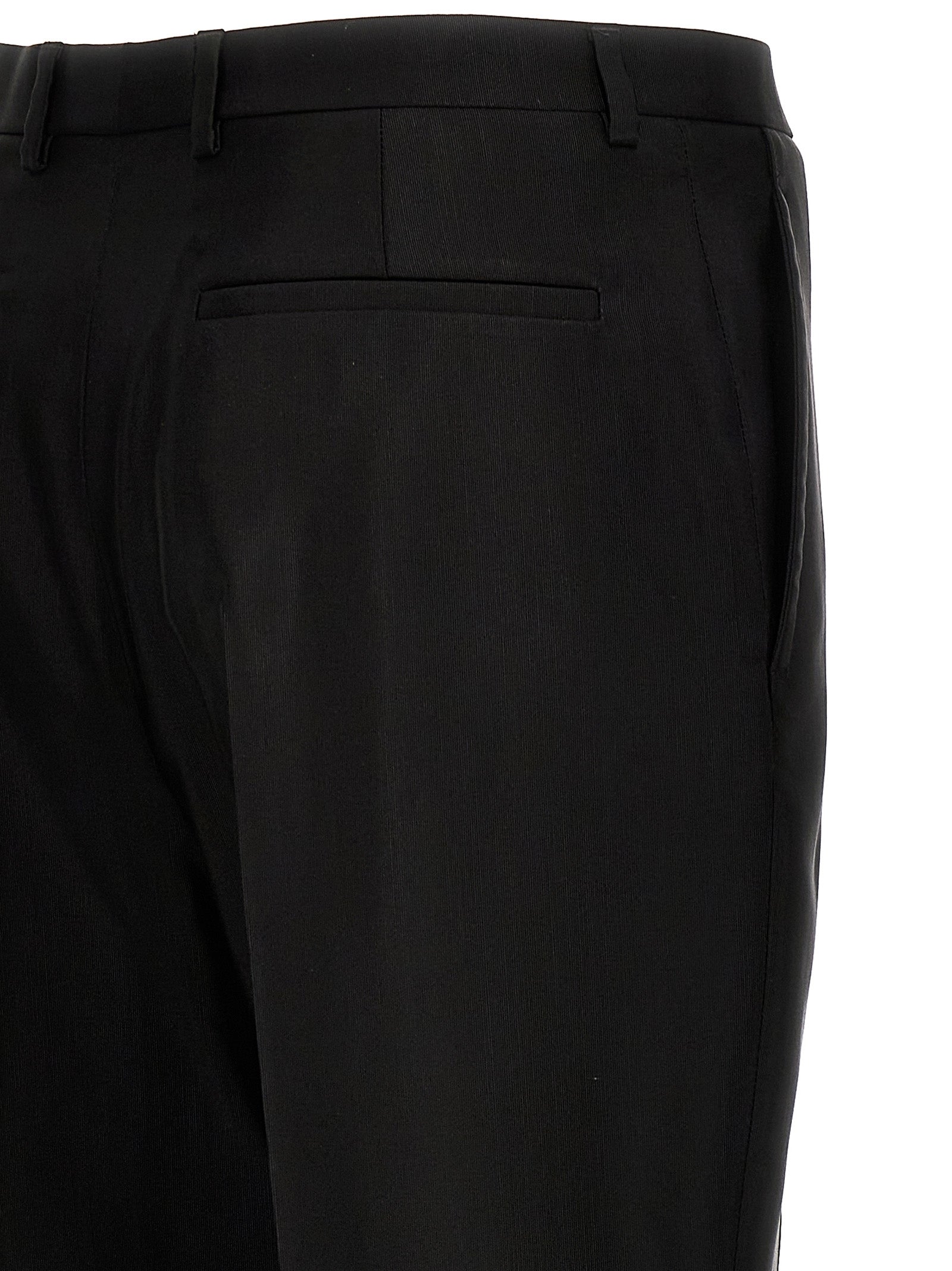 Pantalons de costume noirs en acétate de Saint Laurent, élégants et modernes, visibles avec détails de coupe et tissu brillant.