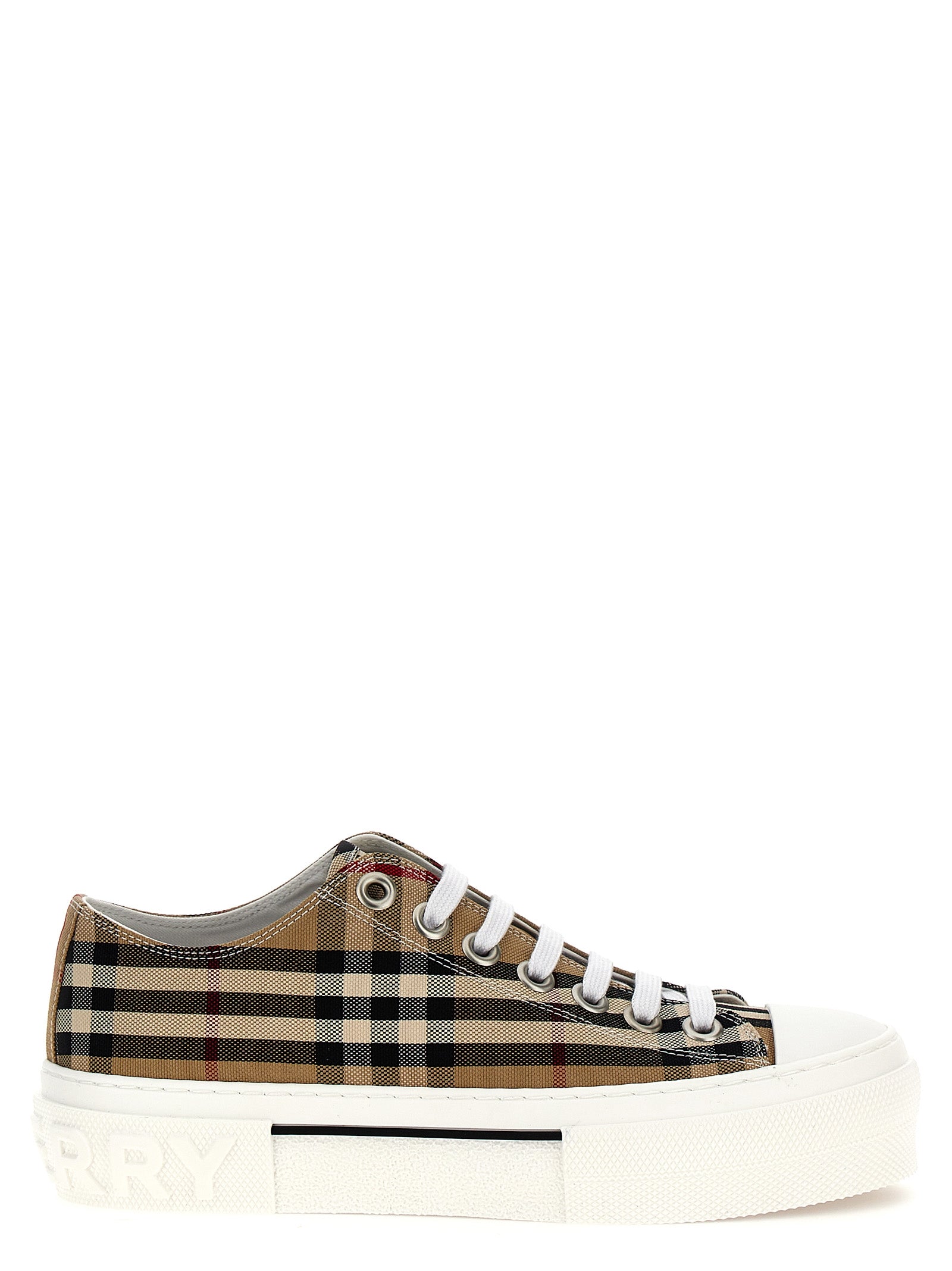 Chaussures basses en coton beige Burberry, sneakers décontractés avec logo de marque visible, pour un style élégant et confortable.
