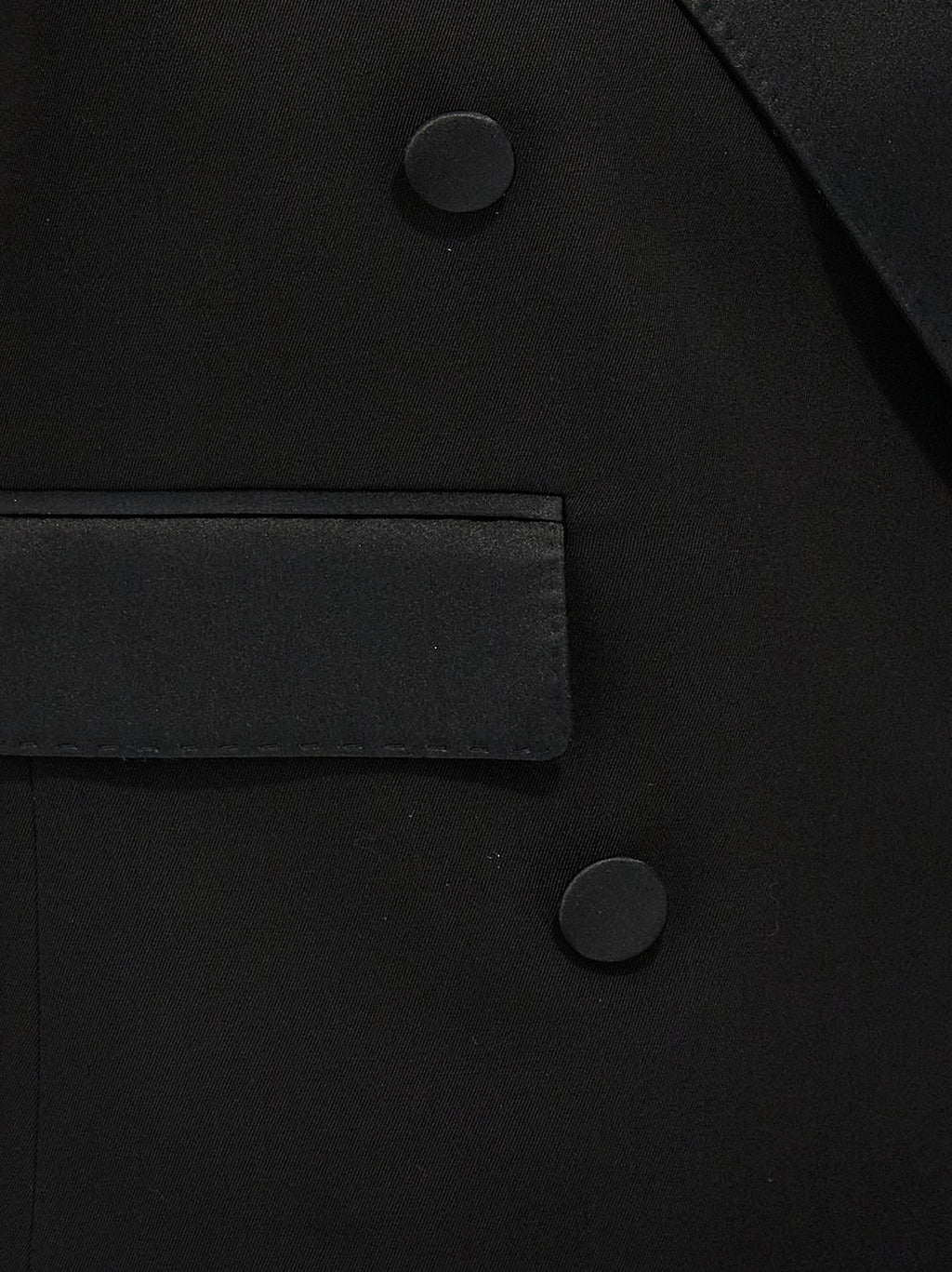 Veste sans manches en soie noire Dolce & Gabbana, élégante et sophistiquée, portée sur un fond neutre.