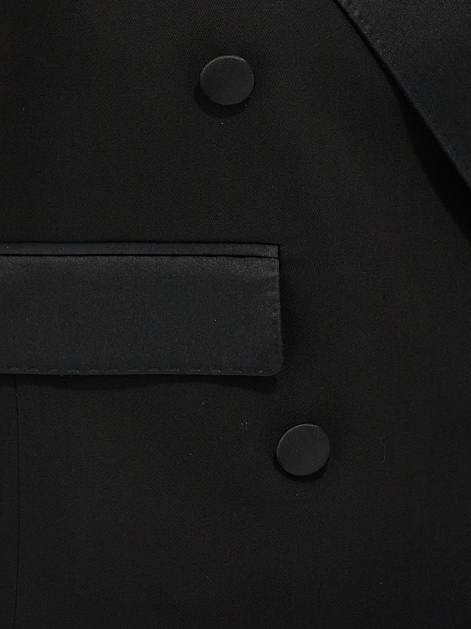 Veste sans manches en soie noire Dolce & Gabbana, élégante et sophistiquée, portée sur un fond neutre.