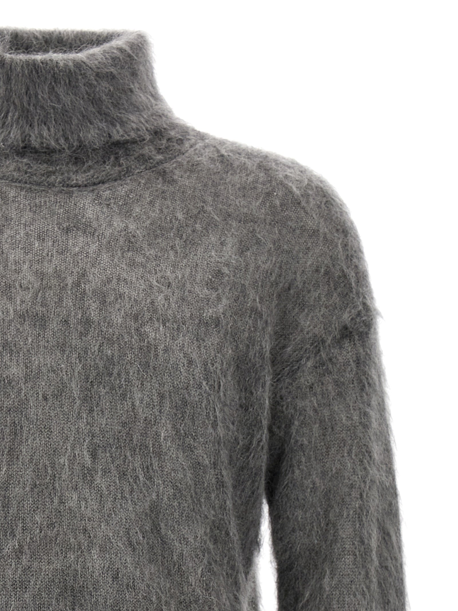 Cardigan en laine grise Saint Laurent pour homme, coupe classique, détails élégants, porté sur un mannequin.
