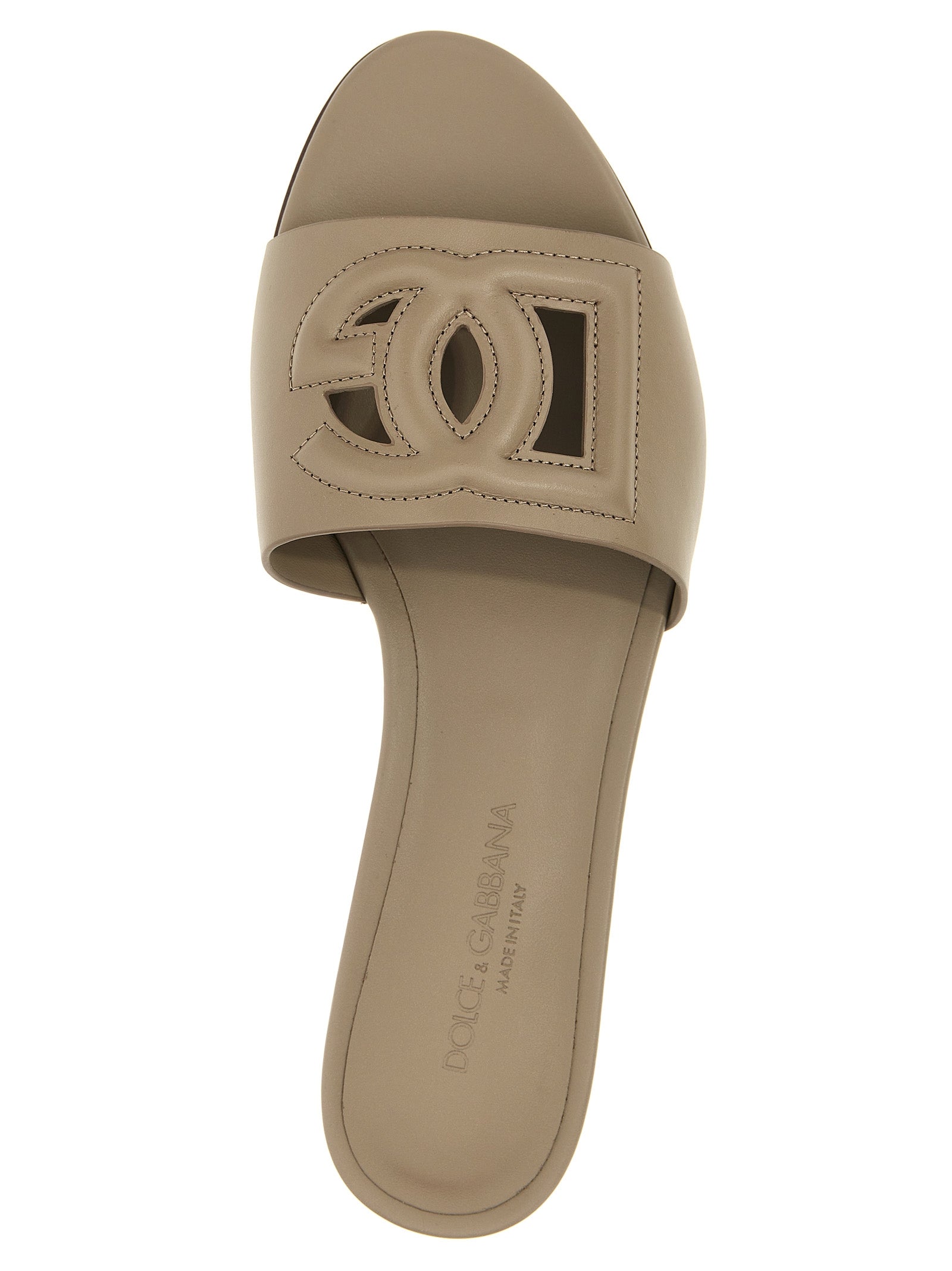 Sandales Dolce & Gabbana en cuir de veau gris, vue de face, avec design élégant et détails sophistiqués.