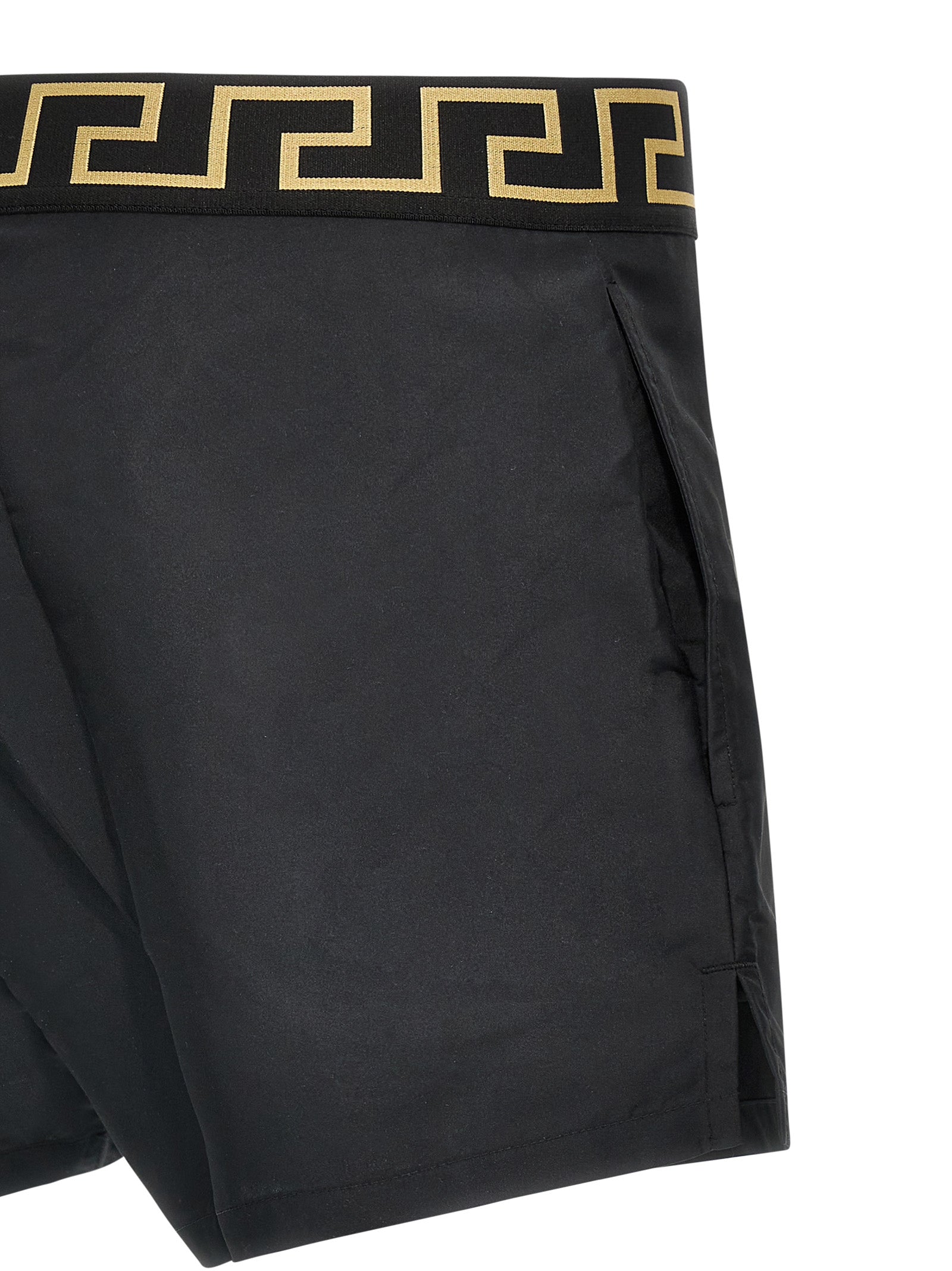 Short de bain en polyester multicolore de Versace, avec motif vibrant et design tendance, idéal pour la plage ou la piscine.