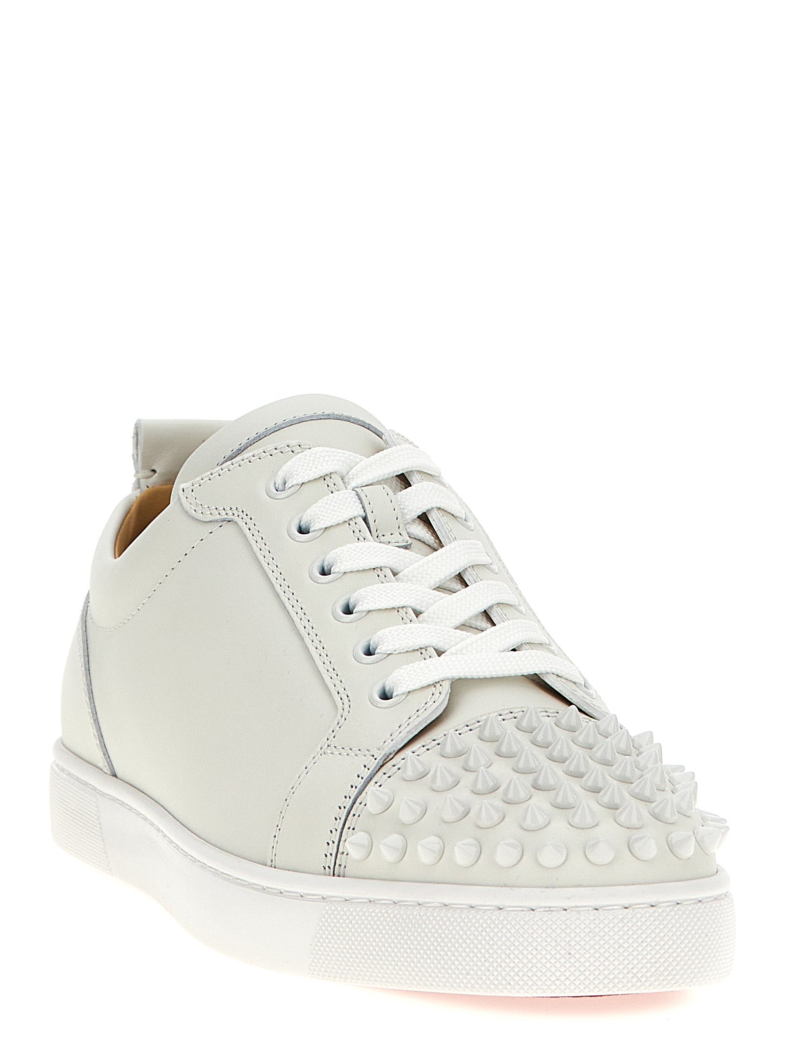 Chaussures Christian Louboutin sneakers basses en cuir de veau blanc, style décontracté avec semelles contrastantes.