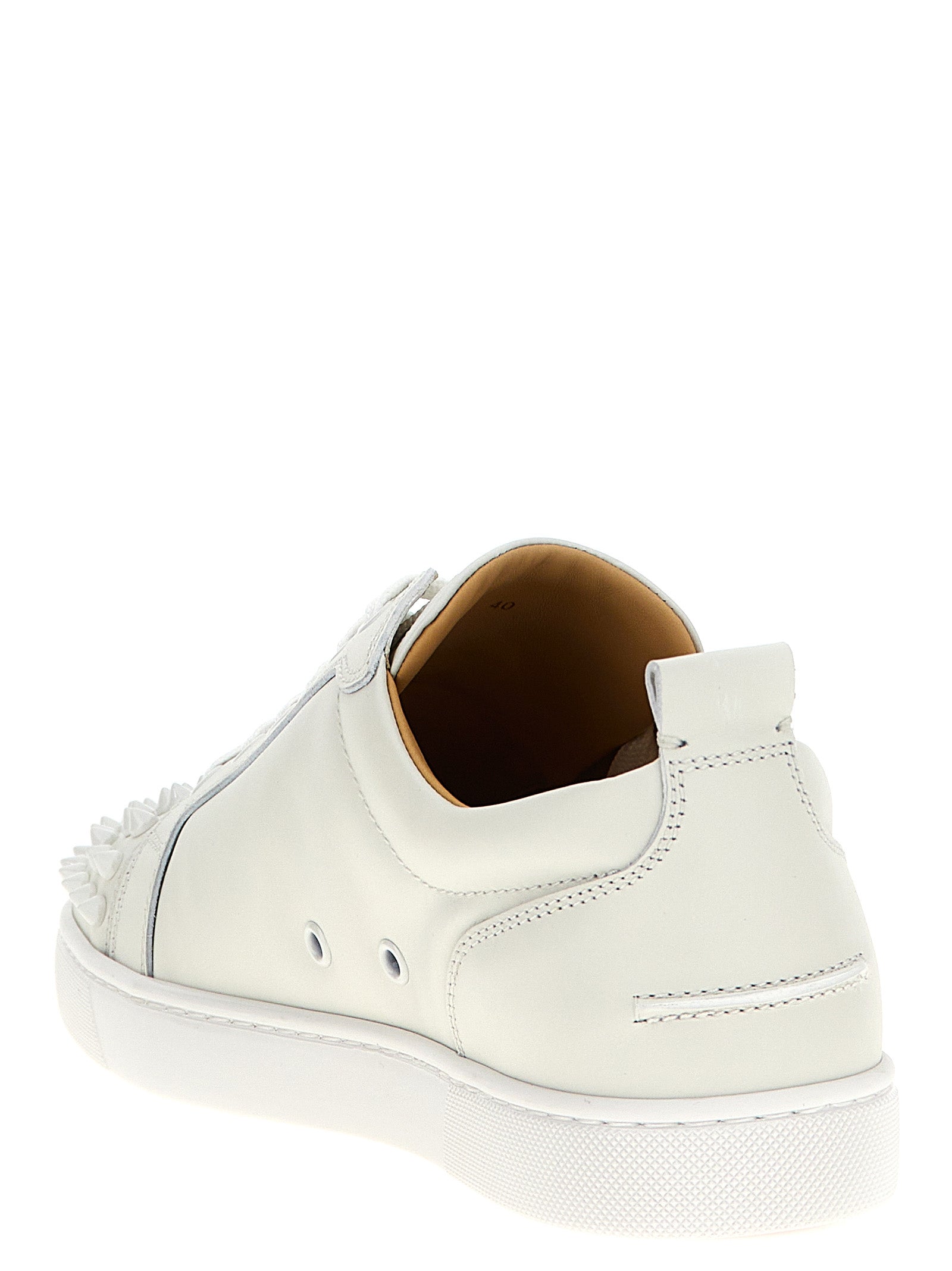 Baskets basses blanches en cuir de veau de Christian Louboutin avec semelle blanche et détails élégants.
