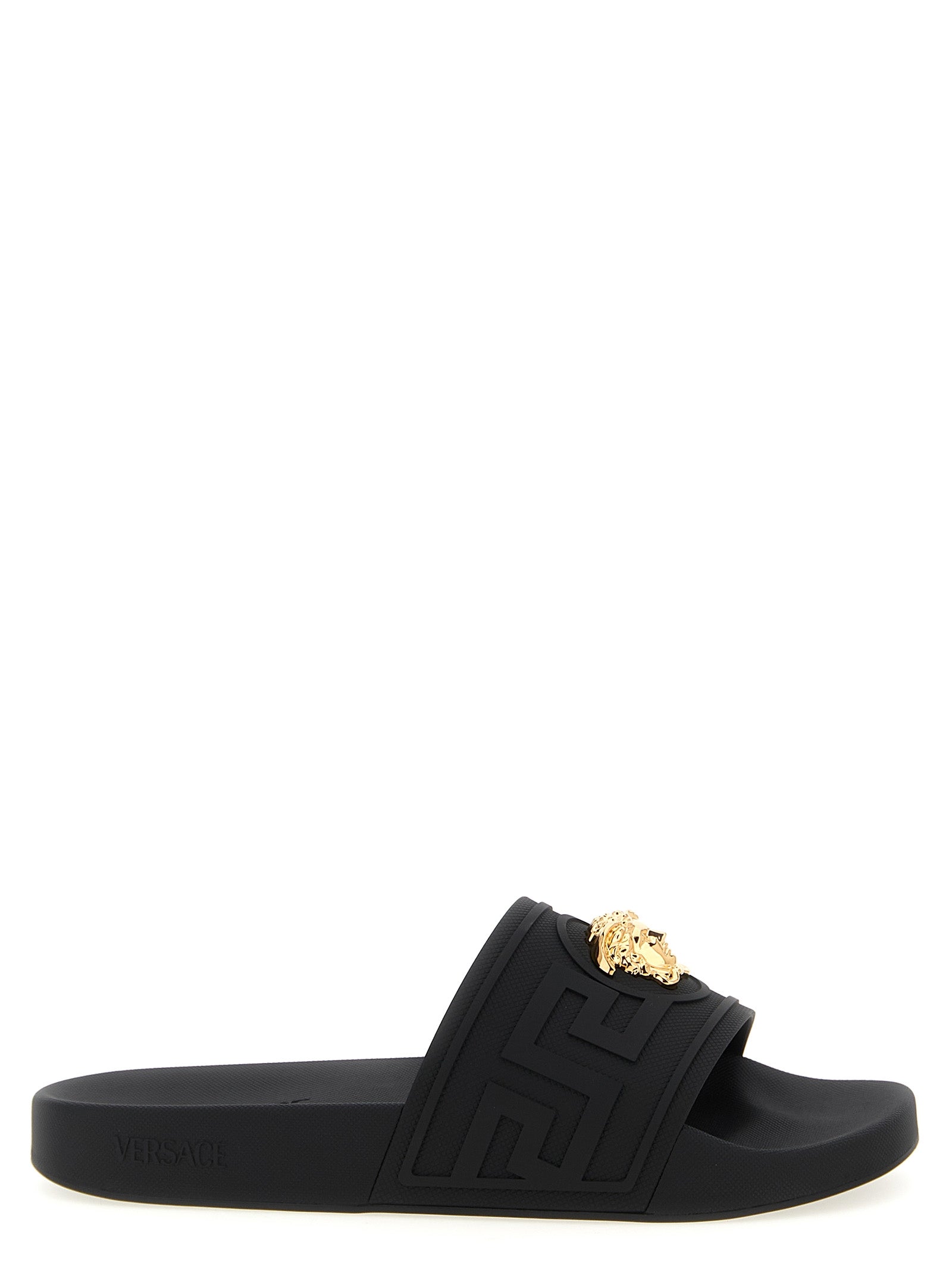Sandales en verre noir Versace avec logo emblématique, glissières élégantes pour un style sophistiqué et confortable.