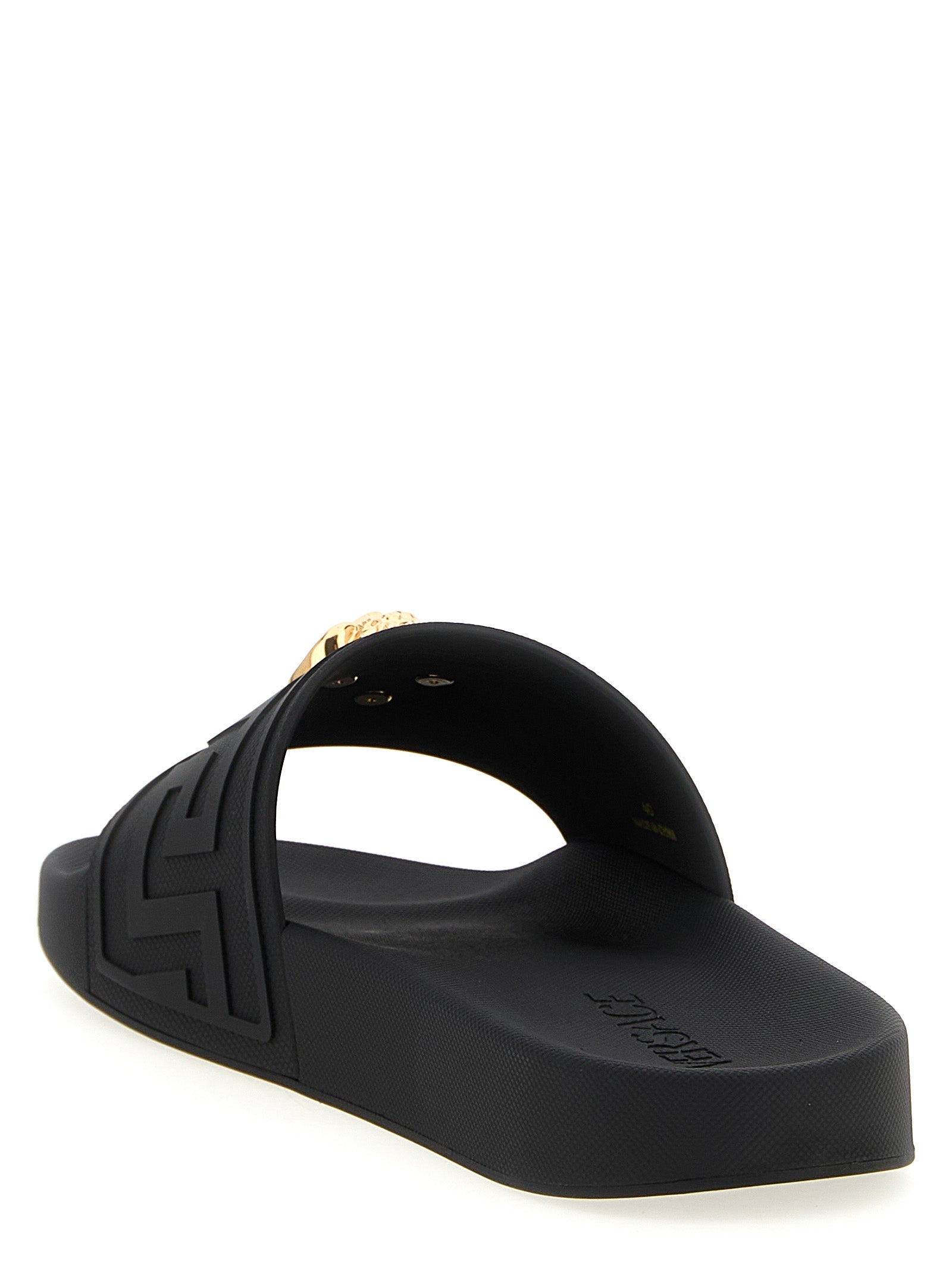 Sandales noires en verre de Versace avec logo emblématique, conçues pour un style élégant et sophistiqué.