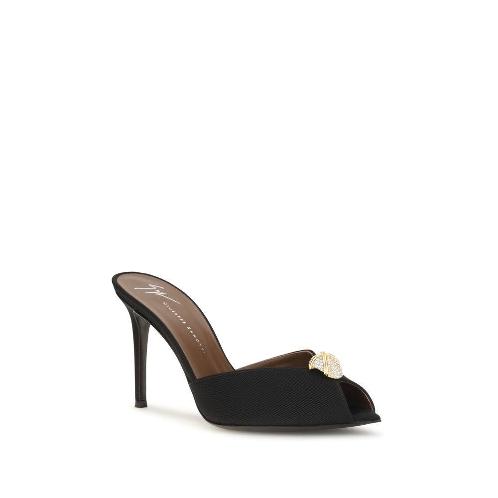 Sandales à talons stilettos en cuir de veau noir Giuseppe Zanotti, modèle Bos Taurus, vue de côté.