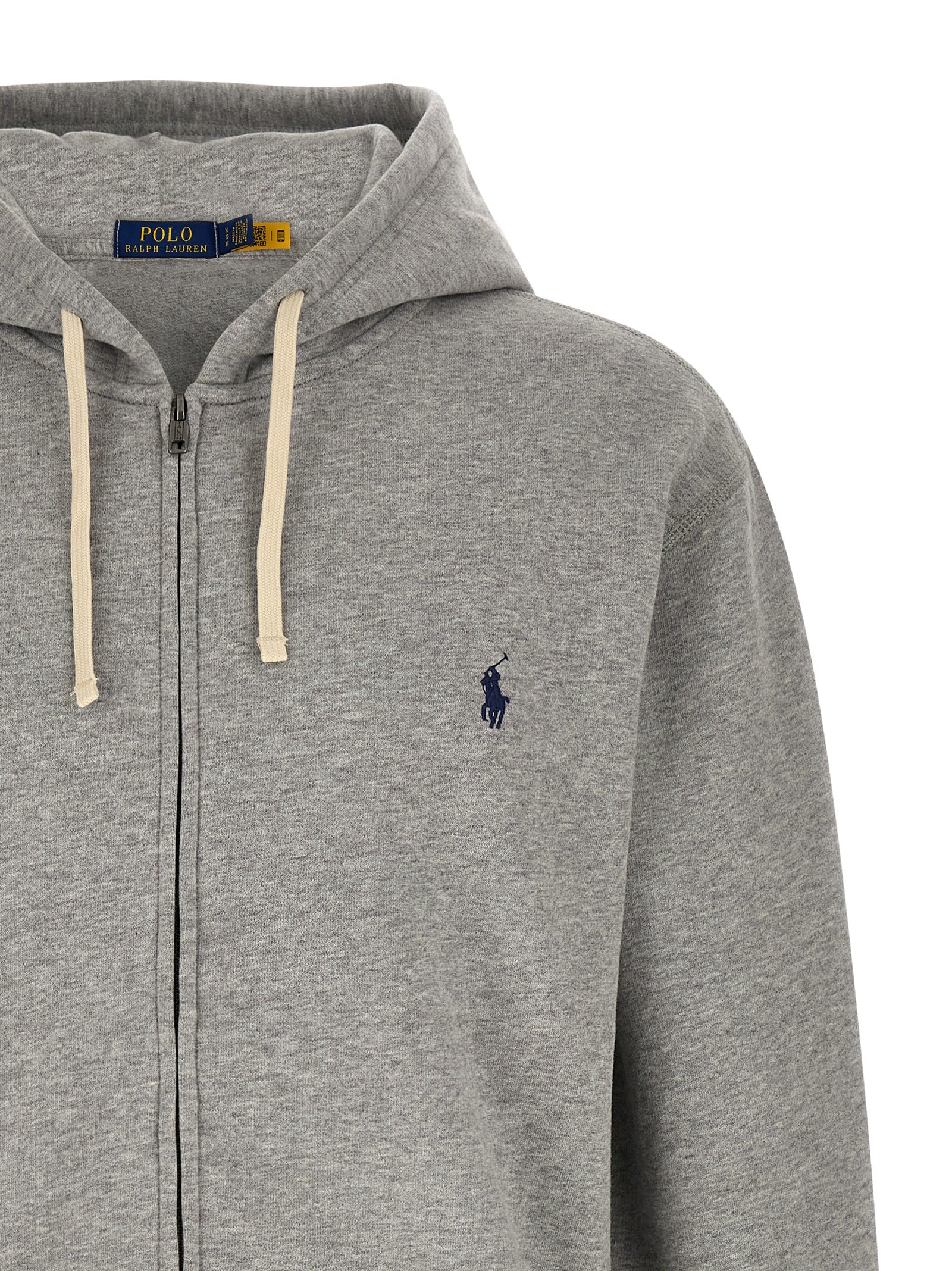 Sweatshirt en coton gris de Polo Ralph Lauren, pull décontracté avec logo discret, porté sur un mannequin.