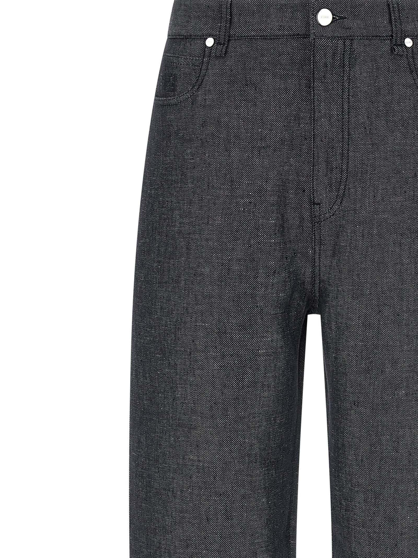 Jeans droits en lin gris de Fendi, style élégant, visible avec fermeture éclair et poches arrière, tissu léger et confortable.