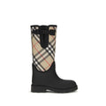 Bottes en caoutchouc noires Burberry, imperméables, avec logo Burberry visible, adaptées à la pluie et aux temps humides.