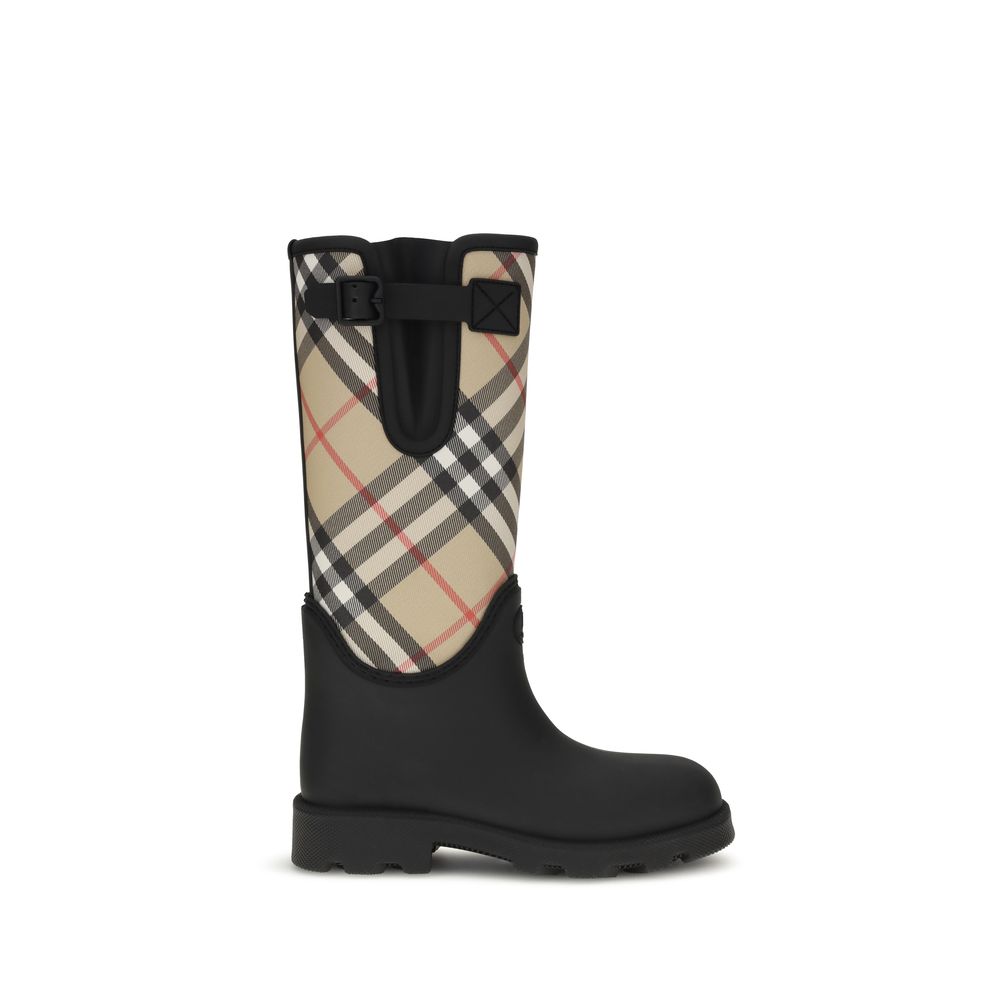 Bottes en caoutchouc noires Burberry, imperméables, avec logo Burberry visible, adaptées à la pluie et aux temps humides.