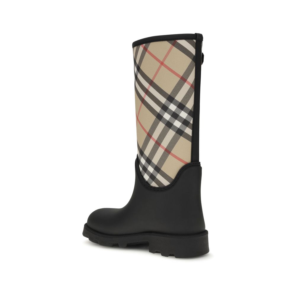 Bottes en caoutchouc noires Burberry pour la pluie, imperméables et élégantes, avec logo Burberry visibles sur le devant.