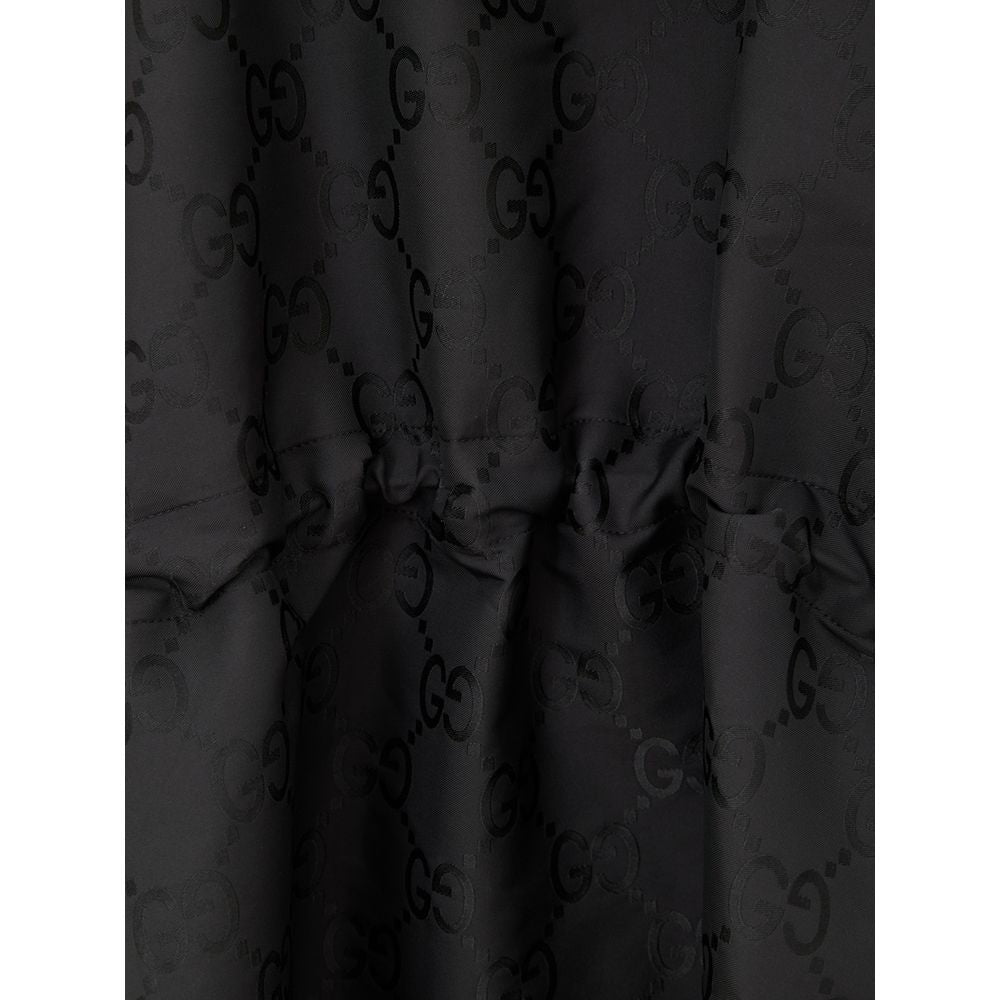 Manteau trench en polyester noir de Gucci, léger, élégant, avec ceinture et détails sophistiqués, porté sur un mannequin.