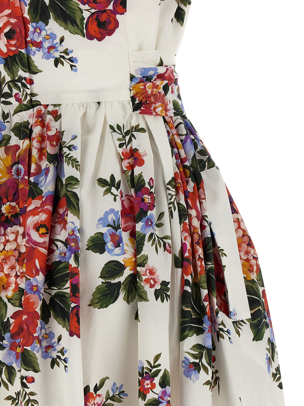 Robe midi blanche en coton de Dolce & Gabbana, élégante et fluide, portée avec des détails sophistiqués.
