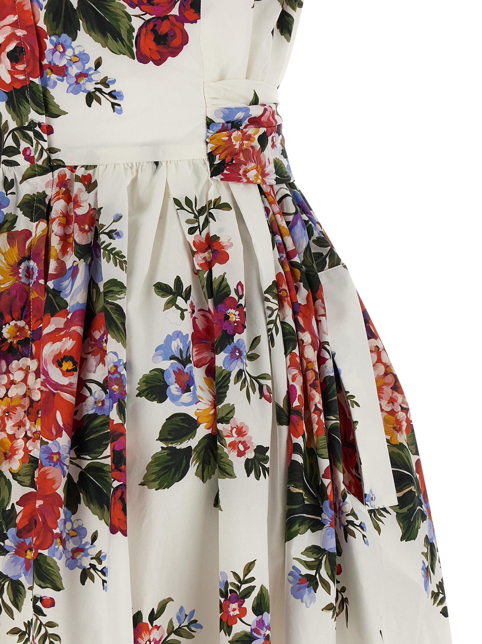 Robe midi blanche en coton de Dolce & Gabbana, élégante et fluide, portée avec des détails sophistiqués.
