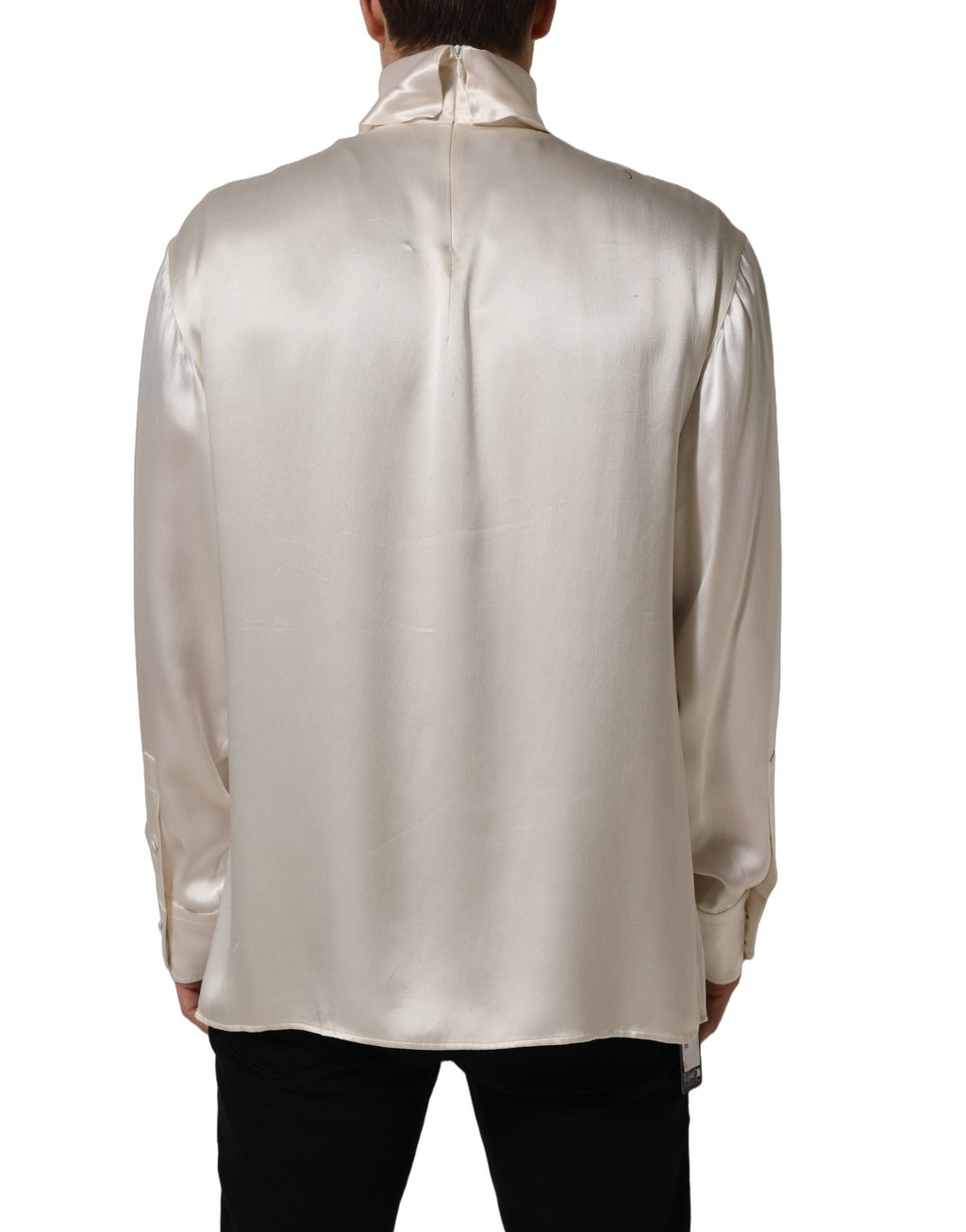 Pull en soie blanche Dolce & Gabbana à manches longues et col roulé, élégante et confortable, visible avec détails du tissu.