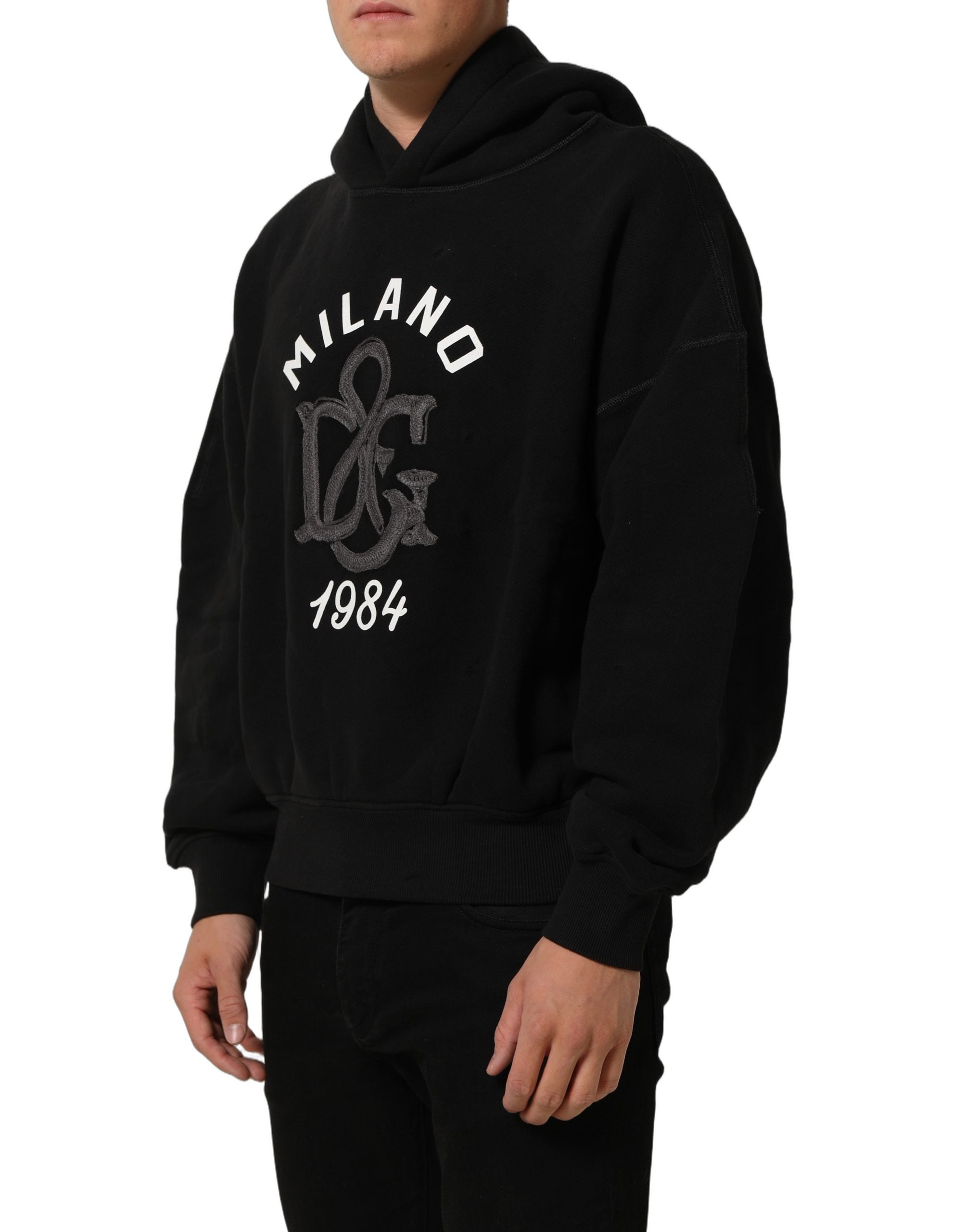 Sweat à capuche en coton noir Dolce & Gabbana Milano1984 avec logo imprimé, style décontracté et moderne sur un mannequin.