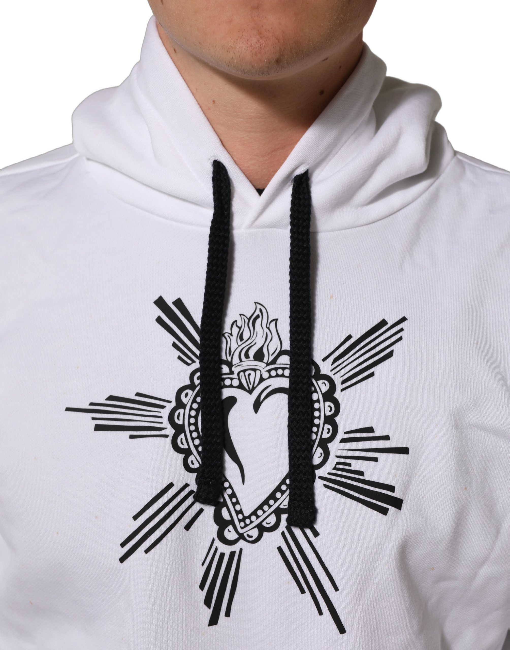 Sweat à capuche blanc Dolce & Gabbana Sacred Heart avec motif cœur sacré, en coton doux, porté avec le capuchon relevé.