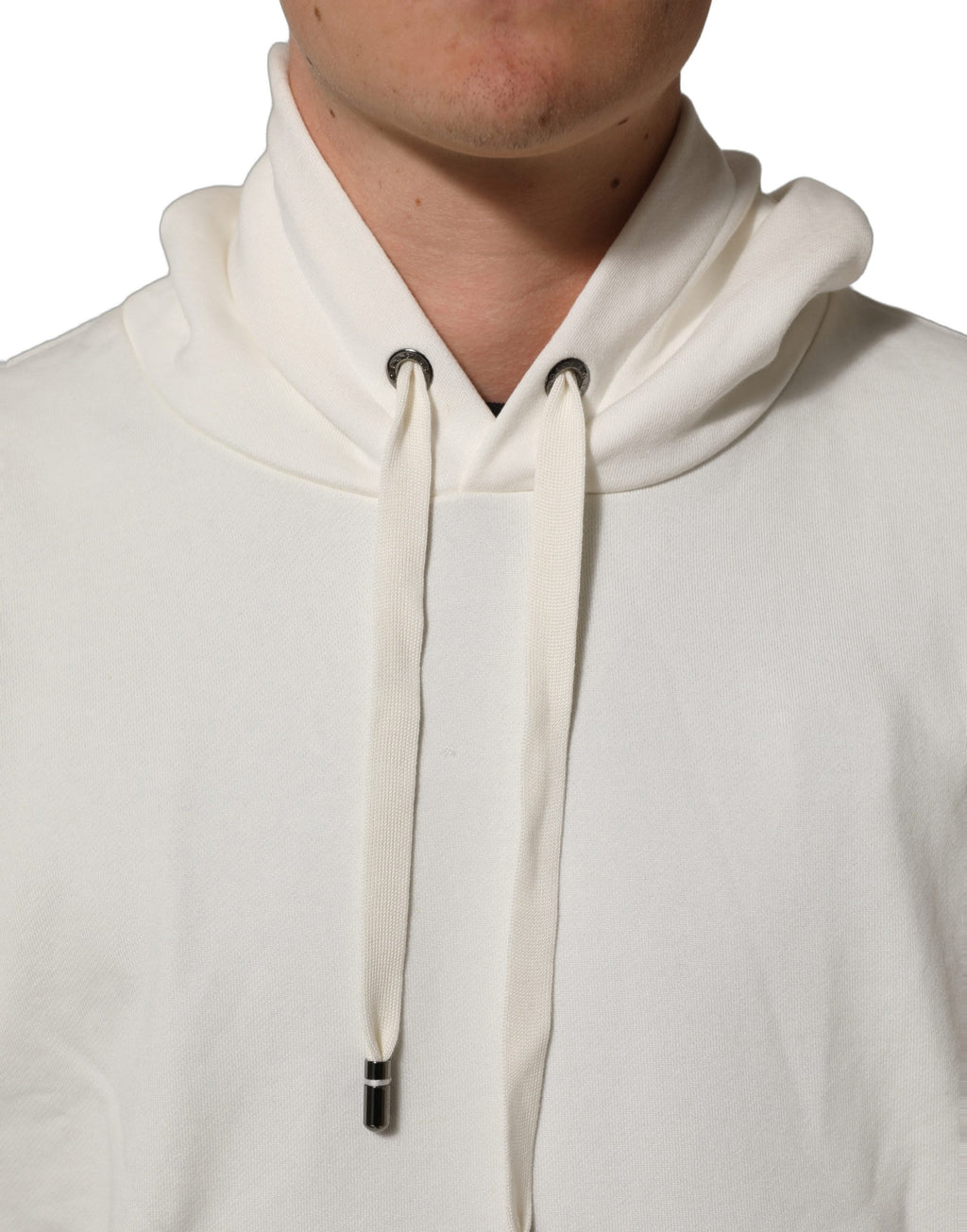 Sweat à capuche blanc Dolce & Gabbana avec logo, pullover confortable en coton, porté sur un modèle.