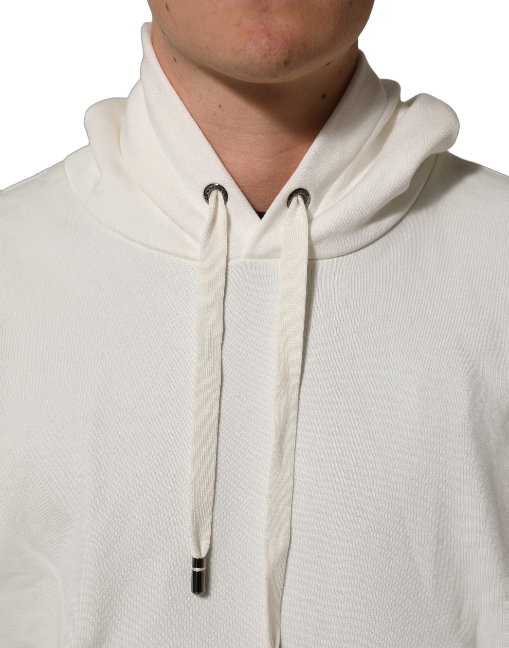 Sweat à capuche blanc Dolce & Gabbana avec logo, pullover confortable en coton, porté sur un modèle.