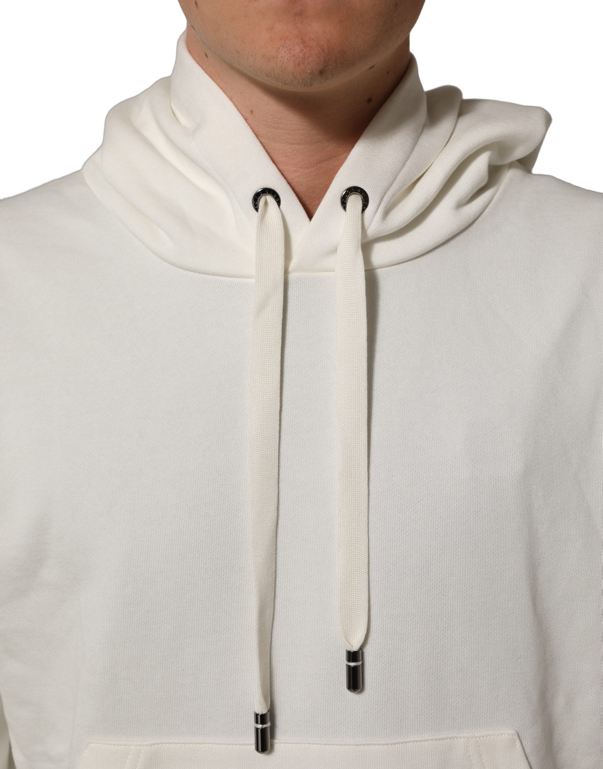 Sweat à capuche blanc Dolce & Gabbana avec logo, coton doux, style décontracté, porté sur un mannequin.