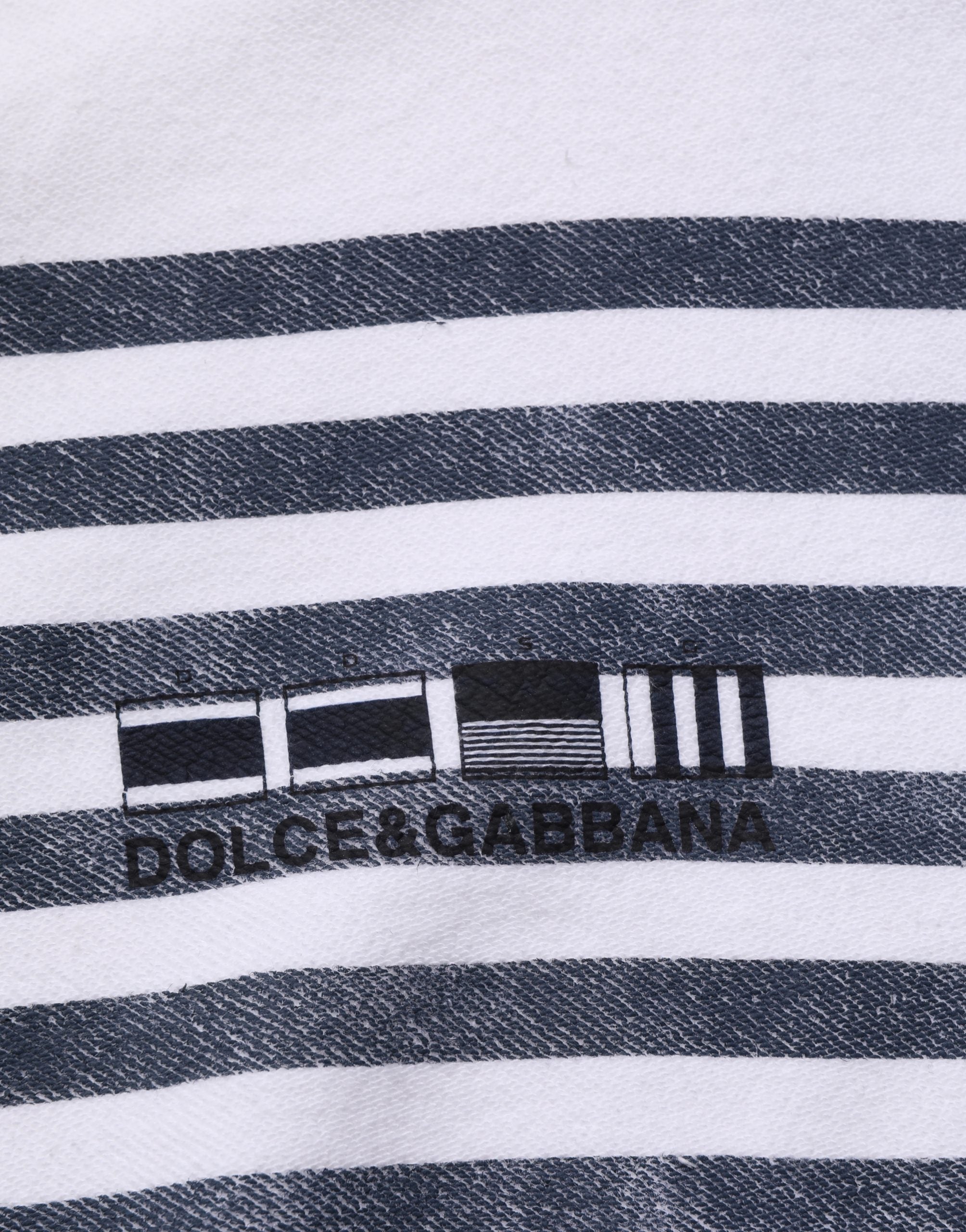 Sweat à capuche Dolce & Gabbana blanc et bleu avec rayures, pull en coton confortable, porté sur mannequin.