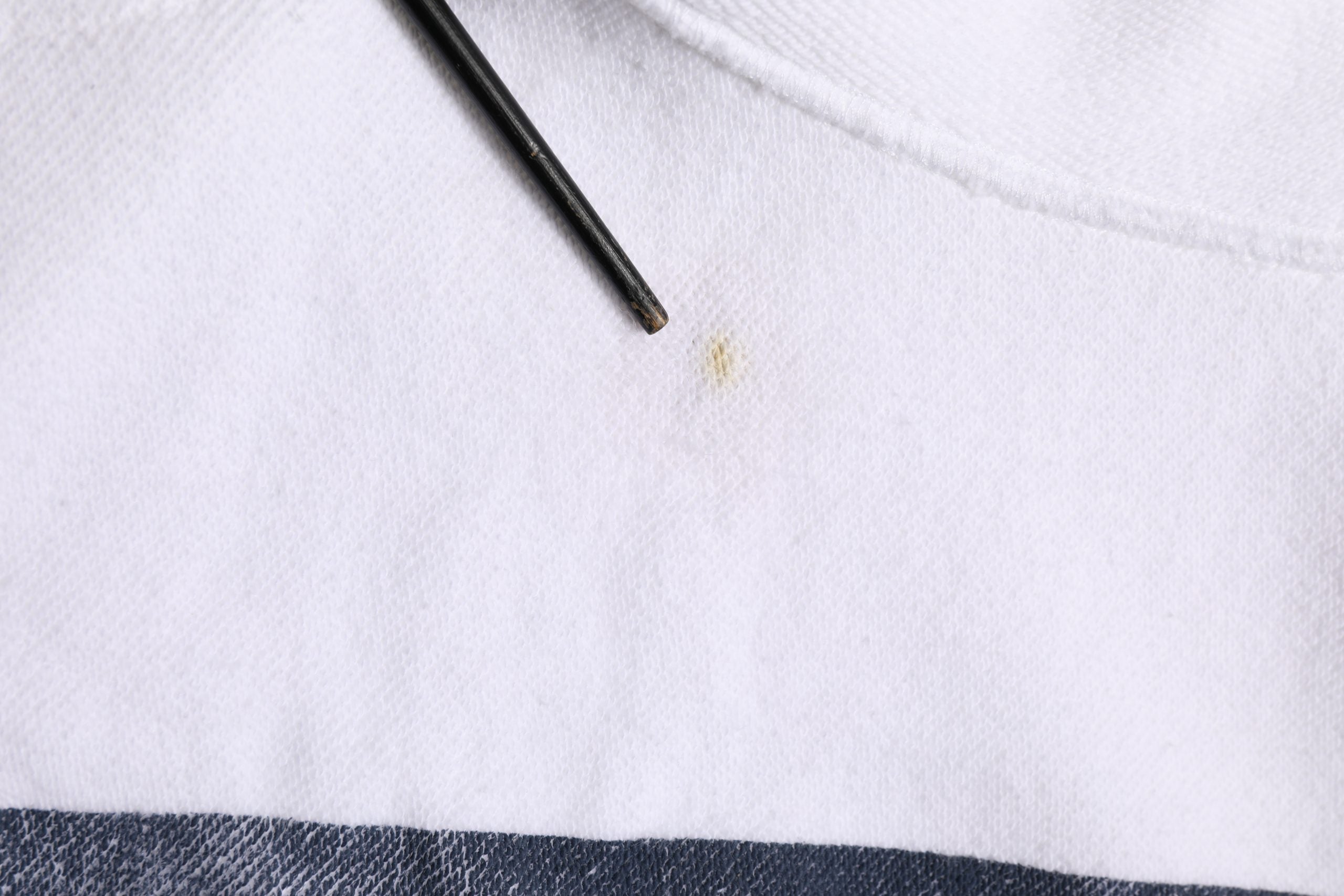 Sweat à capuche Dolce & Gabbana blanc et bleu à rayures, pull confortable avec capuche, idéal pour un style décontracté.