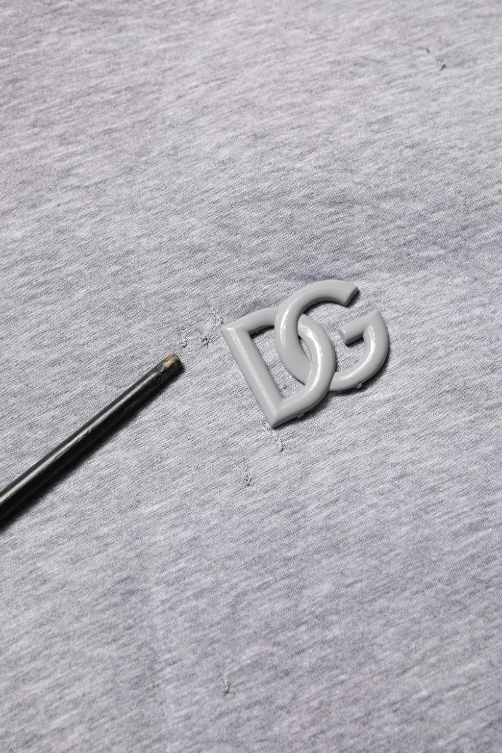Sweat à capuche gris en coton Dolce & Gabbana avec logo, doux et confortable, porté sur un mannequin.