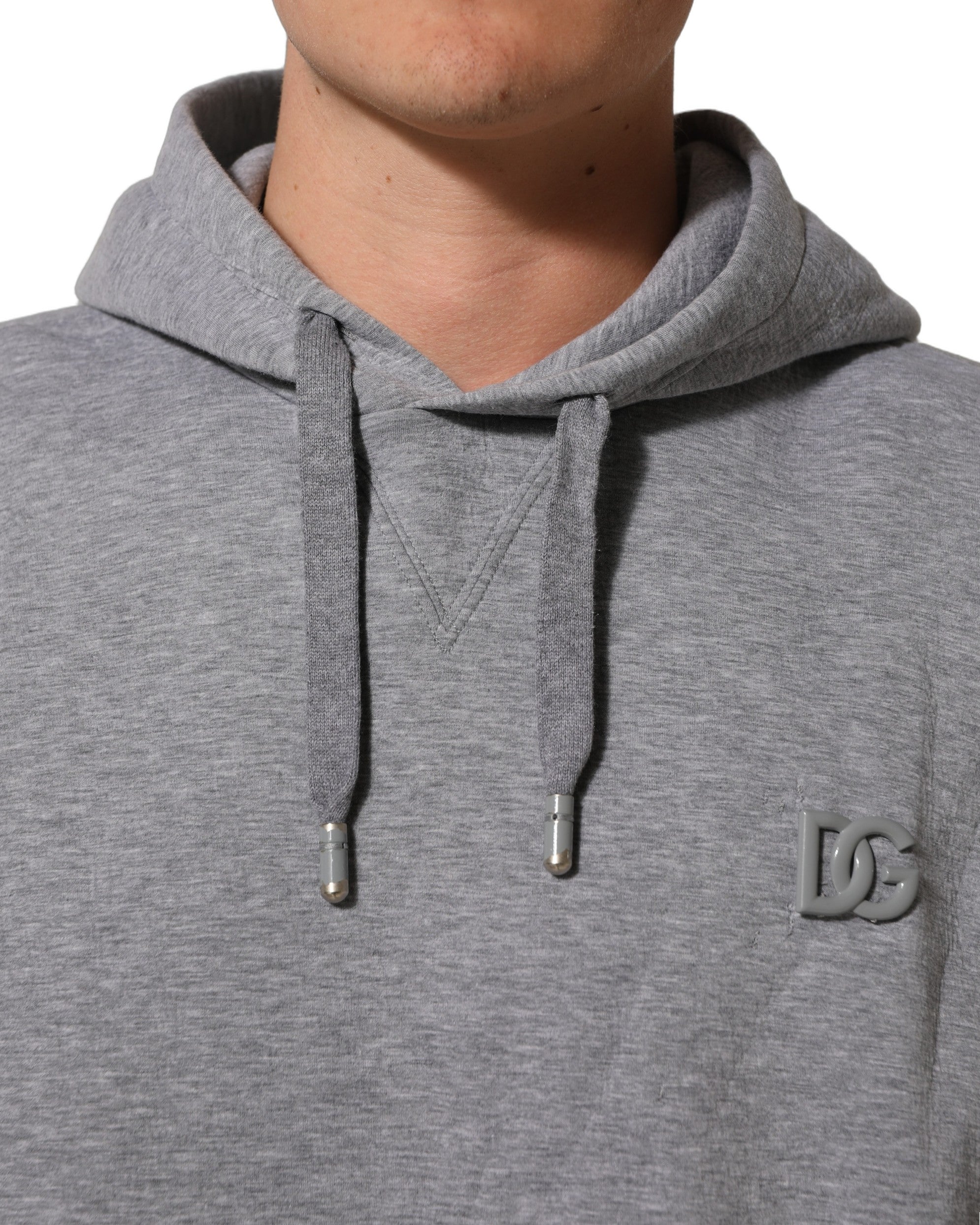 Sweat à capuche gris en coton Dolce & Gabbana avec logo, douceur et style décontracté, visible avec détails du tissu et du design.