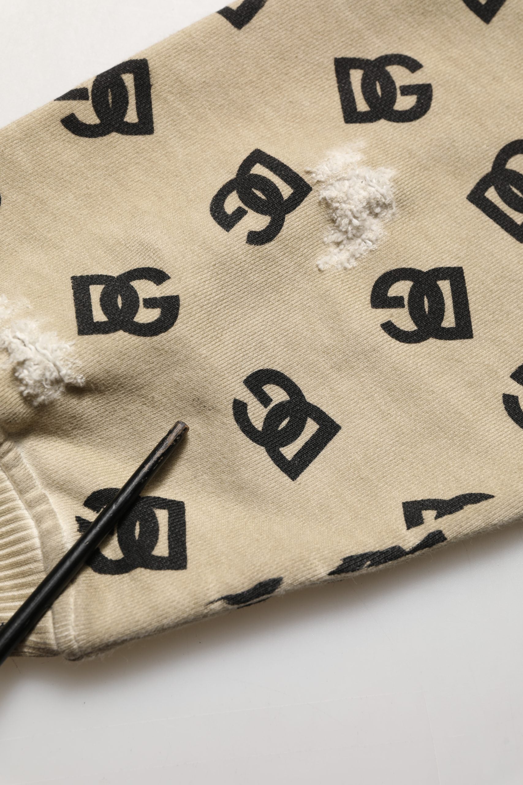 Sweat à capuche en coton marron avec logo Dolce & Gabbana, pull décontracté et élégant, vue de face.