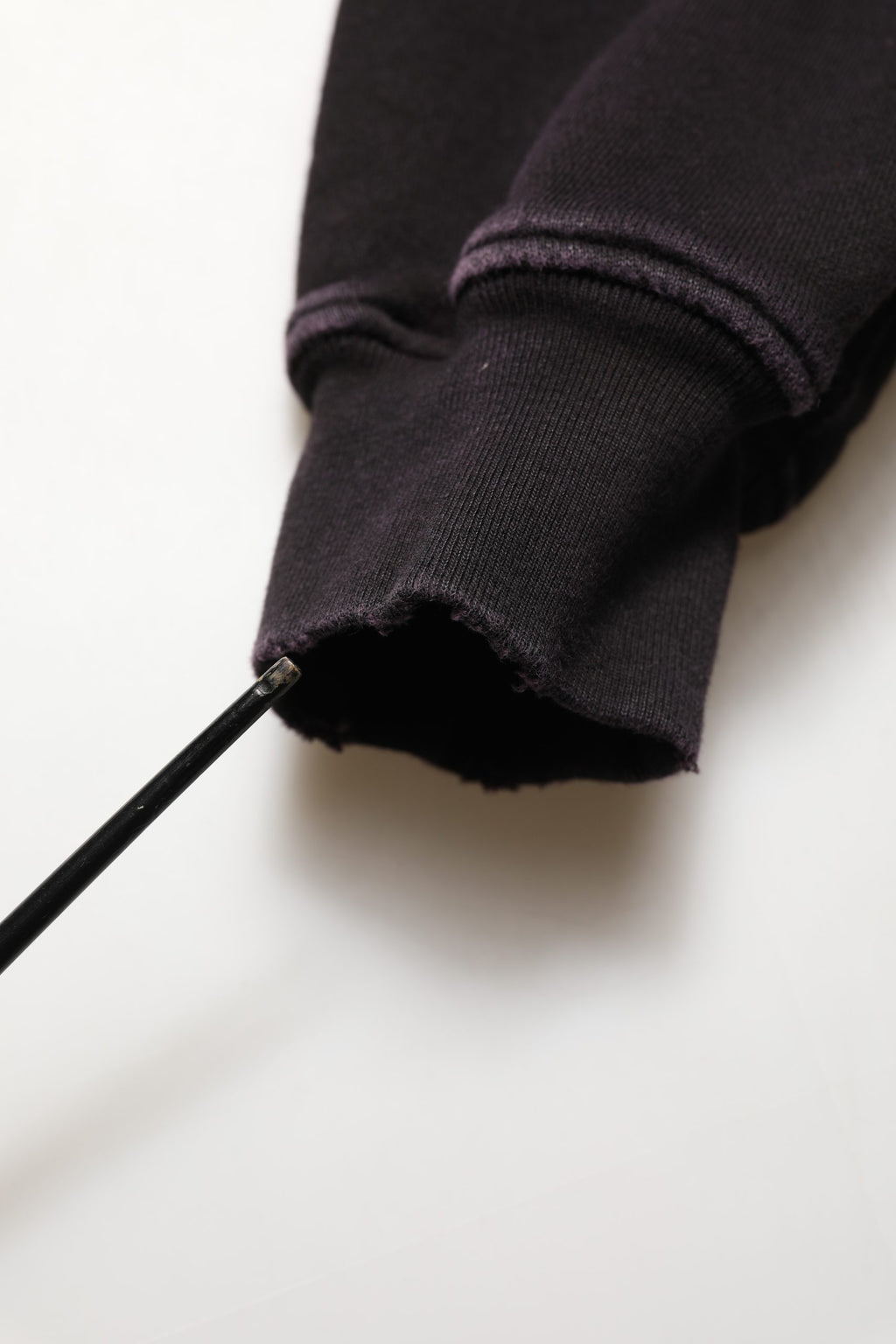 Sweat à capuche Dolce & Gabbana en coton noir avec logo DGVIB3, doux et décontracté, porté sur un mannequin.