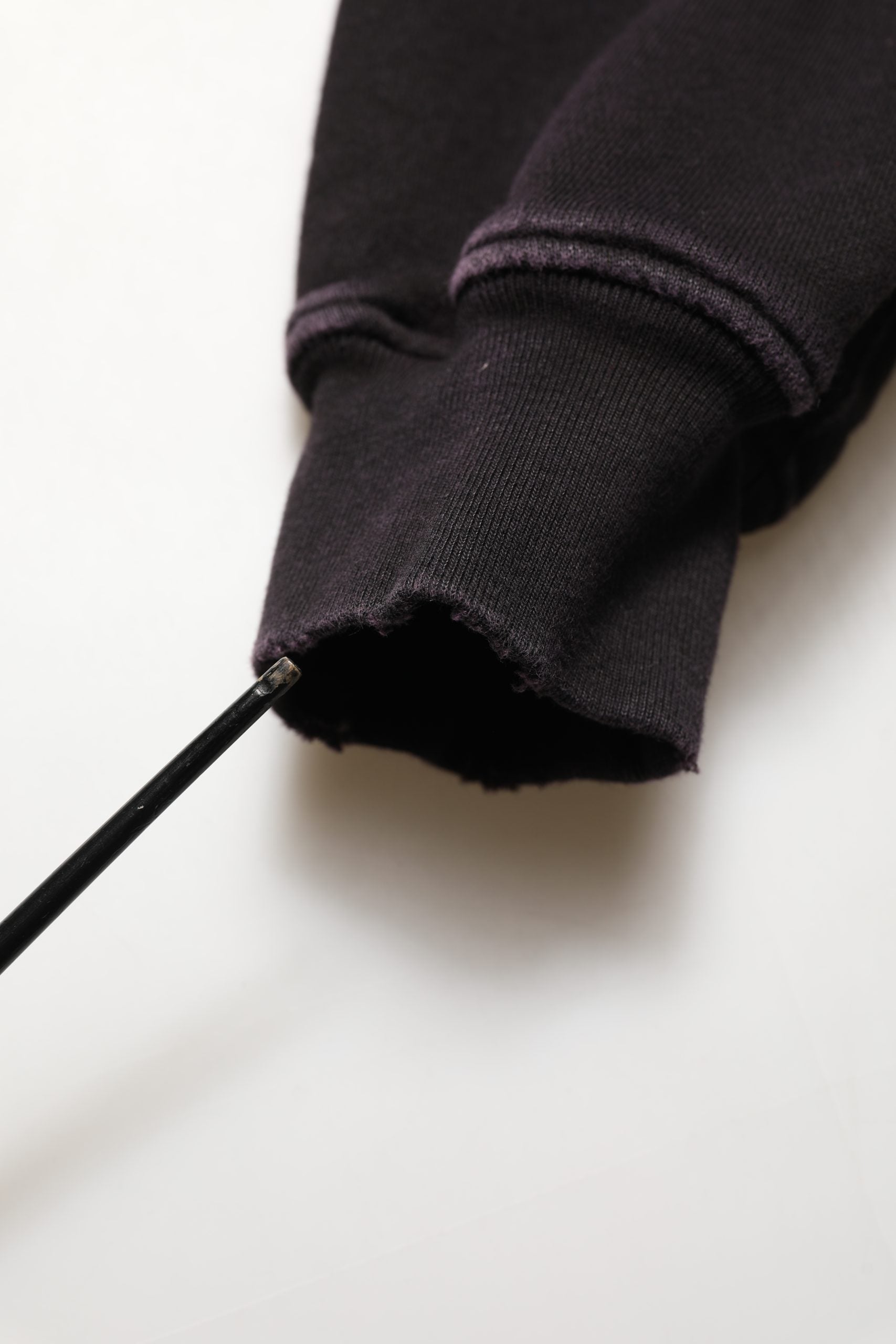 Sweat à capuche Dolce & Gabbana en coton noir avec logo DGVIB3, doux et décontracté, porté sur un mannequin.