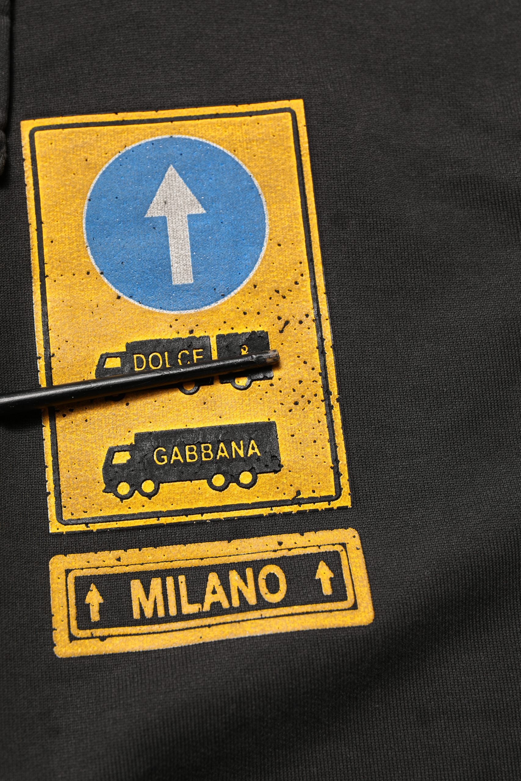 Sweat à capuche oversize en coton noir Dolce & Gabbana avec logo, casual et tendance, porté en extérieur.