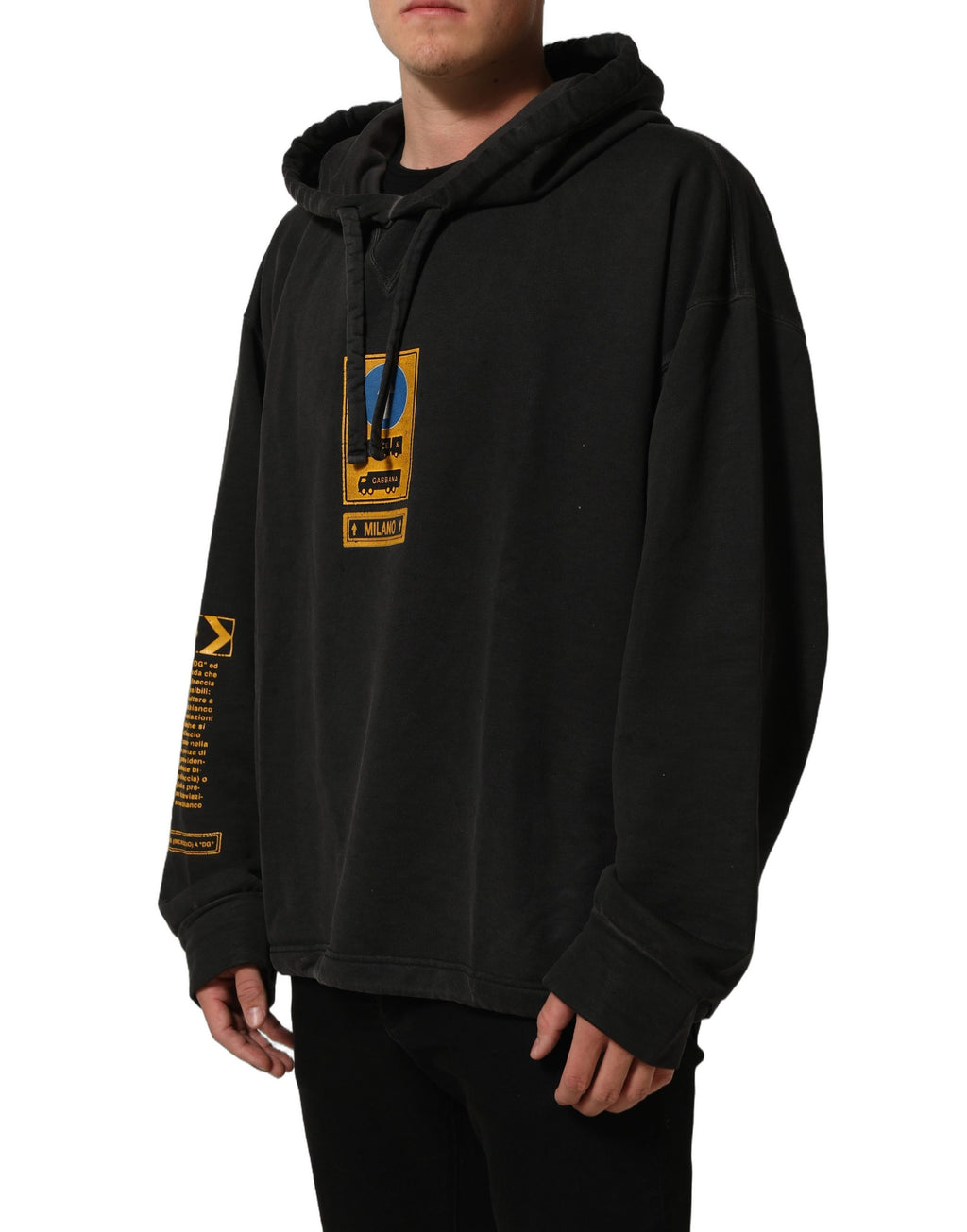 Sweat à capuche oversize noir en coton Dolce & Gabbana avec logo, porté de face, détails visibles sur le devant.