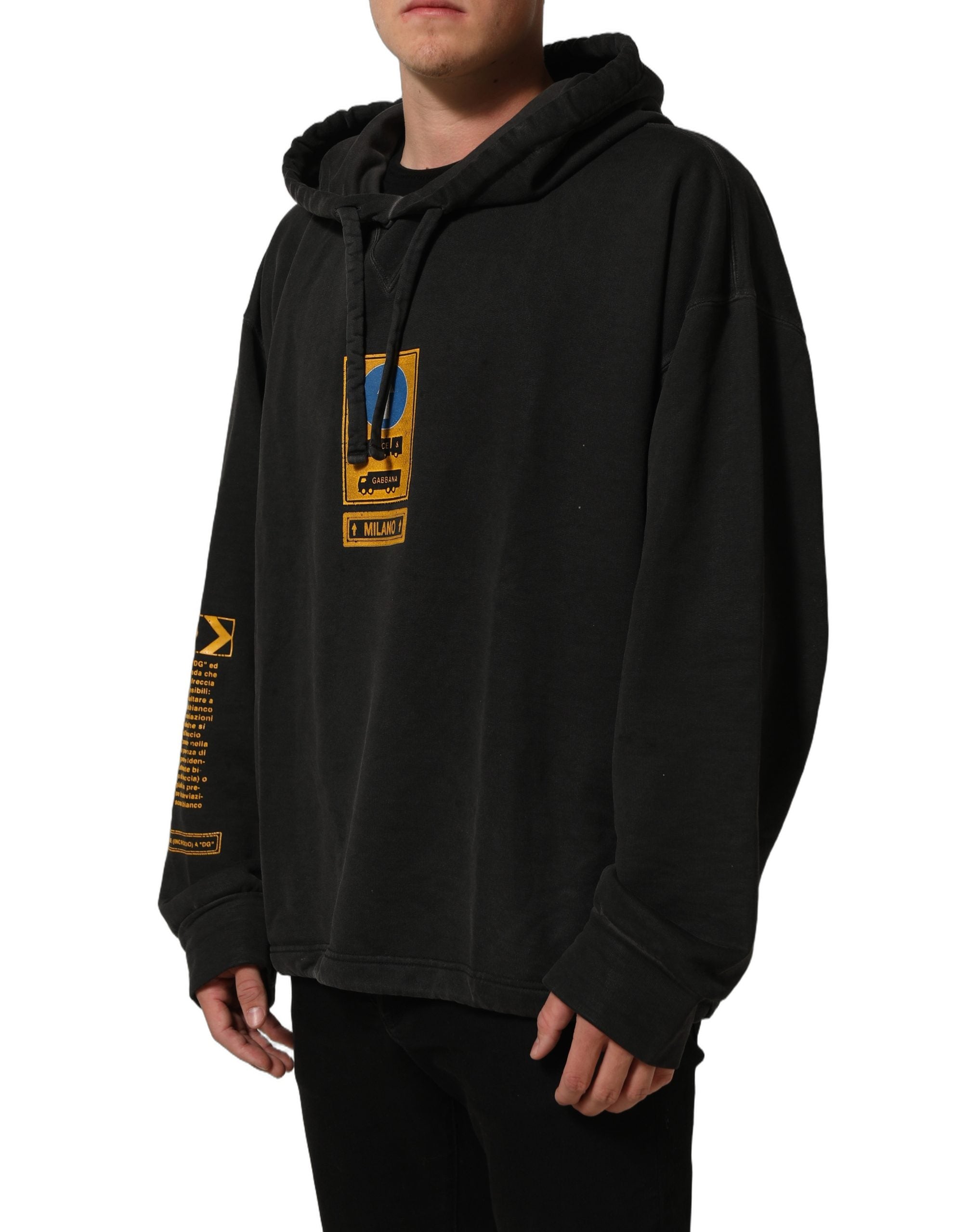 Sweat à capuche oversize noir en coton Dolce & Gabbana avec logo, porté de face, détails visibles sur le devant.