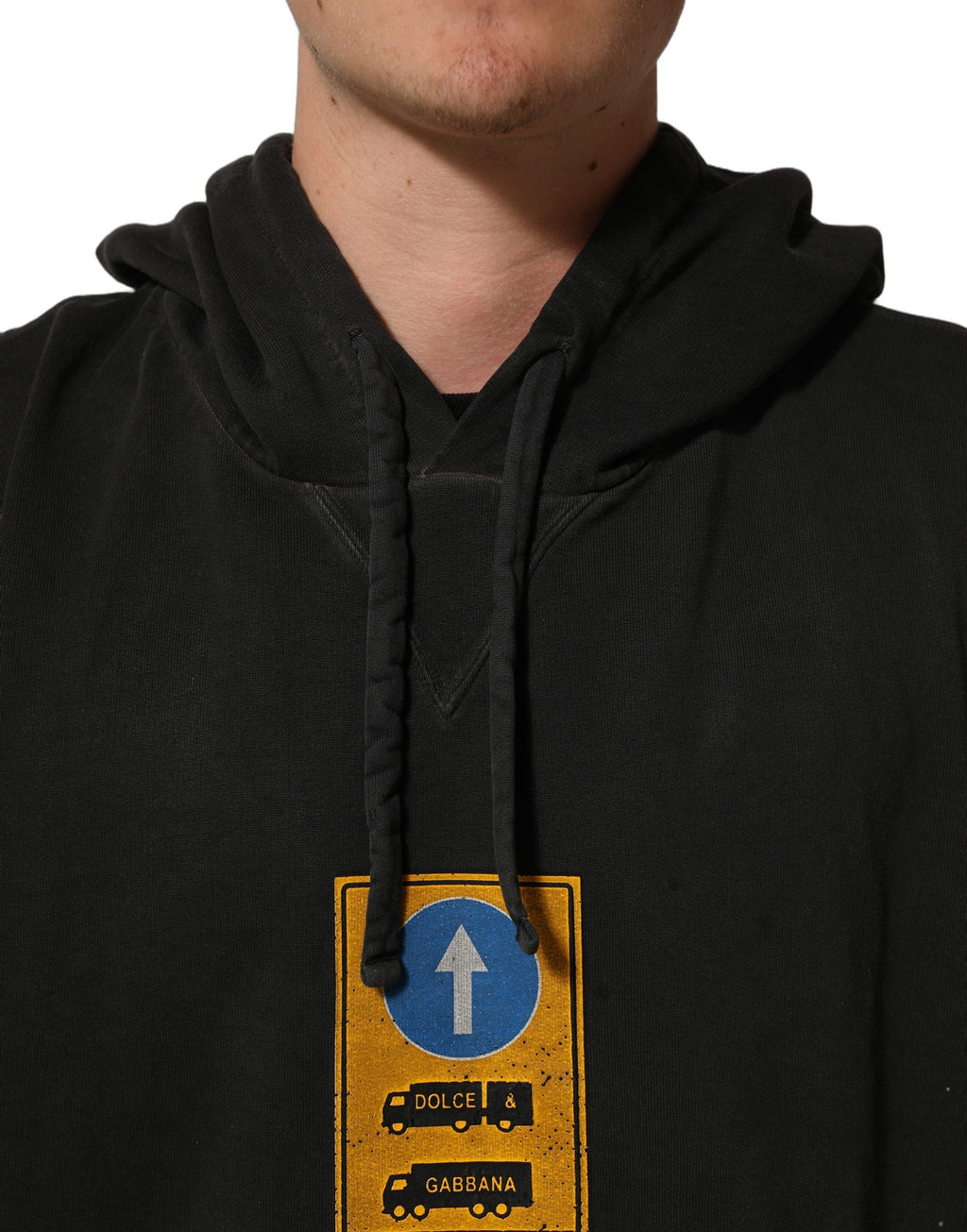 Sweat à capuche oversize noir en coton avec logo Dolce & Gabbana, style décontracté et moderne, visible en détail sur l'image.