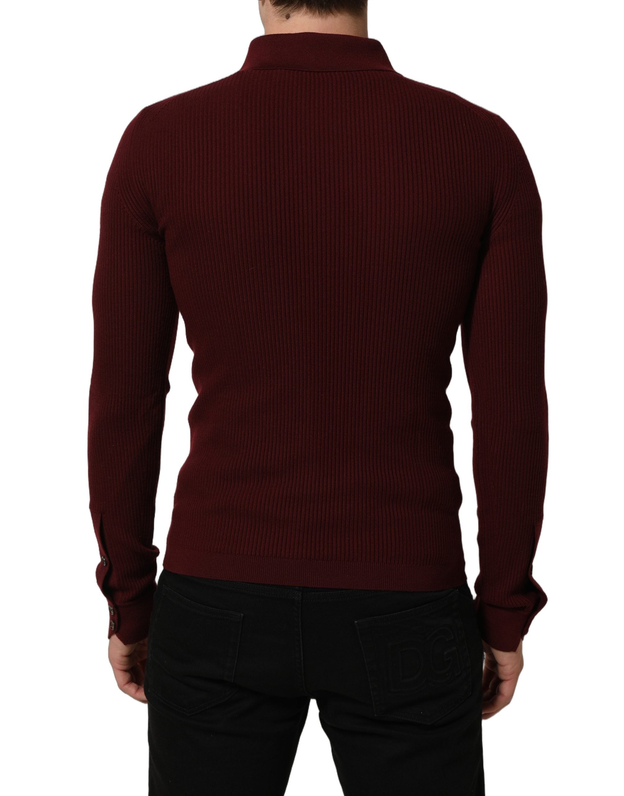 Pull Dolce & Gabbana en laine bordeaux à boutons, cardigan élégant avec col en V et manches longues.