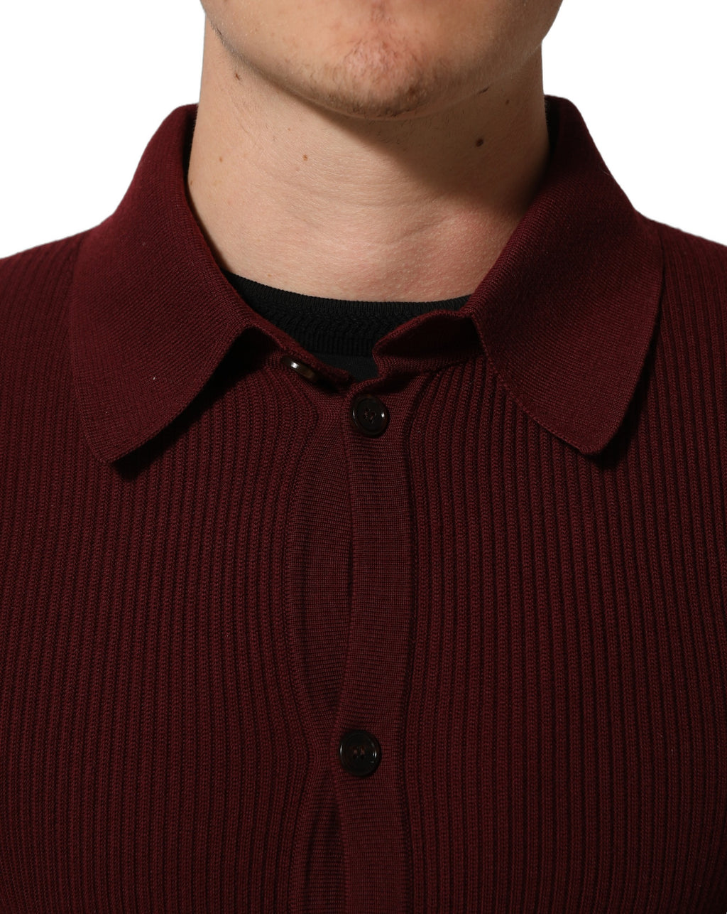 Cardigan en laine rouge bourgogne Dolce & Gabbana avec boutons, porté décontracté, détail du col et des manches.