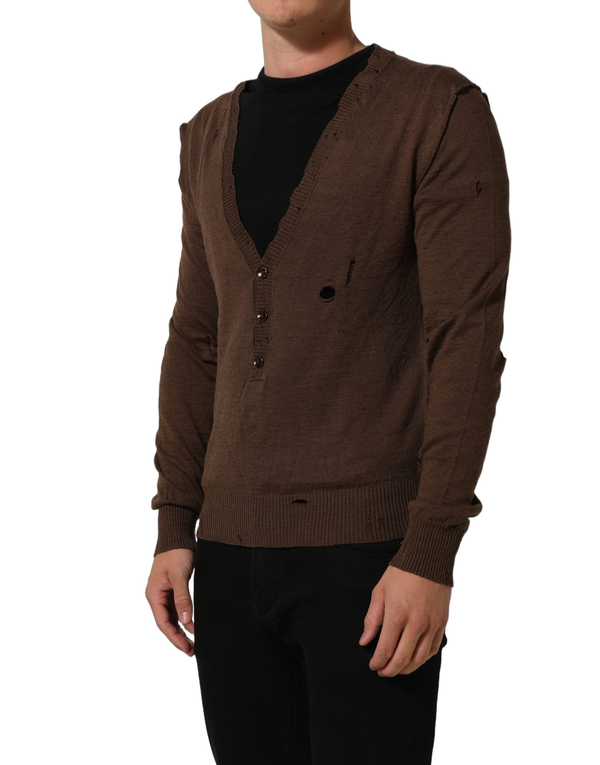 Pull en cachemire brun Dolce & Gabbana avec boutonnière, col en V, porté sur un mannequin.