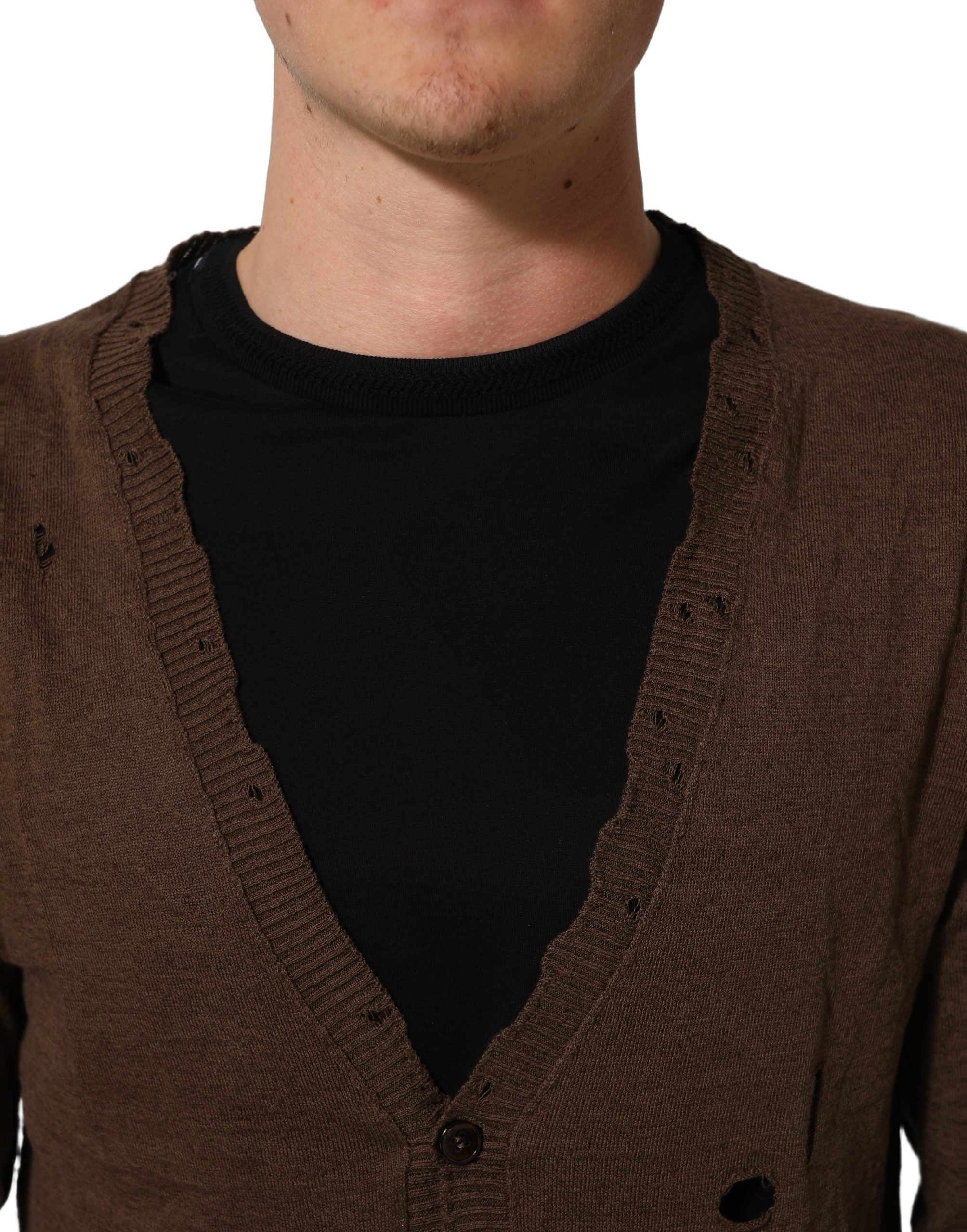 Pull-over Dolce & Gabbana en lin marron à boutons et col en V, doux et élégant, porté sur un mannequin.