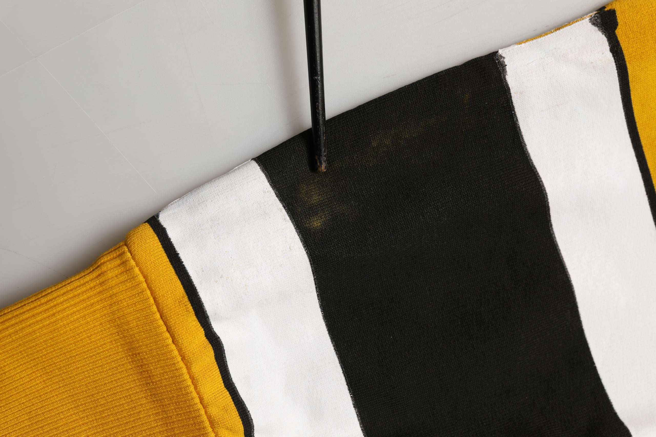 Sweatshirt Dolce & Gabbana à col rond jaune en jersey, pull décontracté avec logo discret, vue de face.
