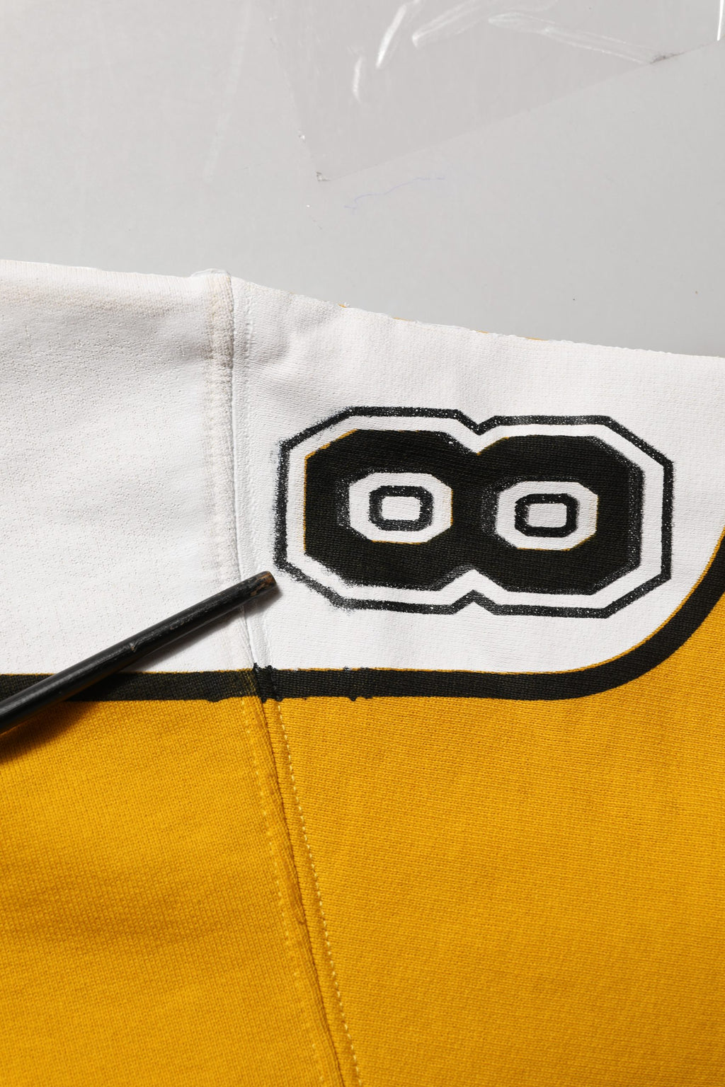 Sweatshirt en jersey jaune à col rond Dolce & Gabbana, pull décontracté en coton avec logo de la marque.