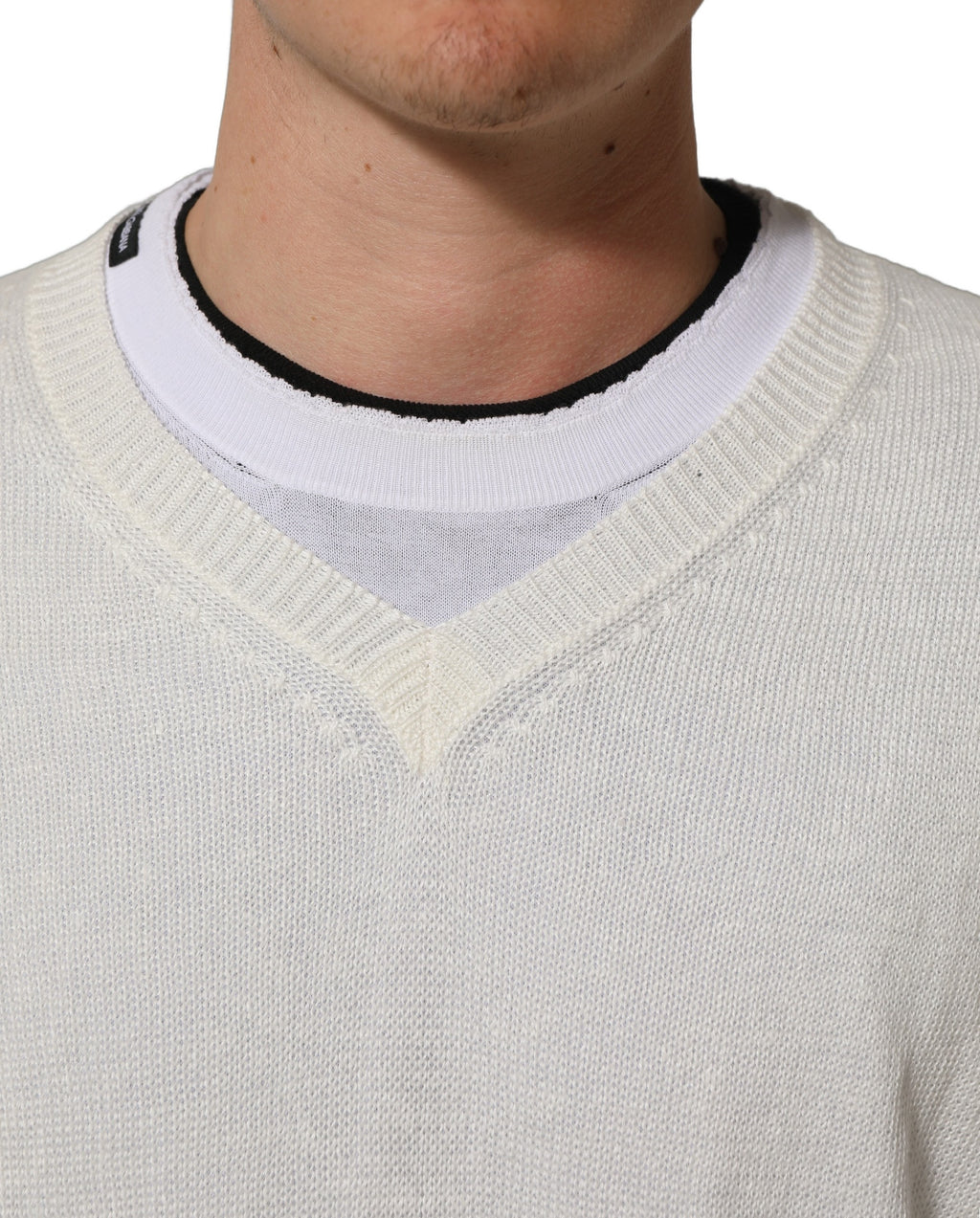 Pull-over blanc en lin Dolce & Gabbana à col rond et design en couches, style décontracté et élégant.